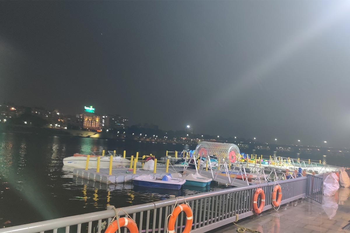 દીપિકા ખુમાણ, અમદાવાદ: સાબરમતી રિવરફ્રન્ટ (Sabarmati riverfront) ખાતે ફરી એકવાર નવા વર્ષની શરૂઆત સાથે જાહેર જનતા માટે બોટિંગ (Boating)ની શરૂઆત કરવામાં આવી છે. જોકે, હવે નવા વર્ષ એટલે કે 2021ના વર્ષમાં સહેલાણીઓ રિવરફ્રન્ટ ખાતે ક્રૂઝની મજા માણી શકશે. અમદાવાદીઓને નવાઇ લાગે તેવી ક્રૂઝ રિવરફ્રન્ટ ખાતે આવી ગઈ છે. આ ક્રૂઝ સ્પેનથી મંગાવવામાં આવી છે. આ ક્રૂઝ ફુલ્લી એસી હશે. કોરોના વાયરસ (Coronavirus)ના સમયમાં તેને સેનિટાઈઝ કરાયા બાદ જ બીજીવાર ઉપયોગમાં લેવામાં આવશે. આ ક્રૂઝમાં બેસવા માટે 20 મિનિટના 200 રૂપિયા ભાડું ચૂકવવું પડશે. આ ક્રૂઝની ખાસિયત એ છે કે આ તેમાં એક સાથે 60 લોકો બેસી શકે તેવી વ્યવસ્થા છે. દીપિકા ખુમાણ, અમદાવાદ: સાબરમતી રિવરફ્રન્ટ (Sabarmati riverfront) ખાતે ફરી એકવાર નવા વર્ષની શરૂઆત સાથે જાહેર જનતા માટે બોટિંગ (Boating)ની શરૂઆત કરવામાં આવી છે. જોકે, હવે નવા વર્ષ એટલે કે 2021ના વર્ષમાં સહેલાણીઓ રિવરફ્રન્ટ ખાતે ક્રૂઝની મજા માણી શકશે. અમદાવાદીઓને નવાઇ લાગે તેવી ક્રૂઝ રિવરફ્રન્ટ ખાતે આવી ગઈ છે. આ ક્રૂઝ સ્પેનથી મંગાવવામાં આવી છે. આ ક્રૂઝ ફુલ્લી એસી હશે. કોરોના વાયરસ (Coronavirus)ના સમયમાં તેને સેનિટાઈઝ કરાયા બાદ જ બીજીવાર ઉપયોગમાં લેવામાં આવશે. આ ક્રૂઝમાં બેસવા માટે 20 મિનિટના 200 રૂપિયા ભાડું ચૂકવવું પડશે. આ ક્રૂઝની ખાસિયત એ છે કે આ તેમાં એક સાથે 60 લોકો બેસી શકે તેવી વ્યવસ્થા છે.