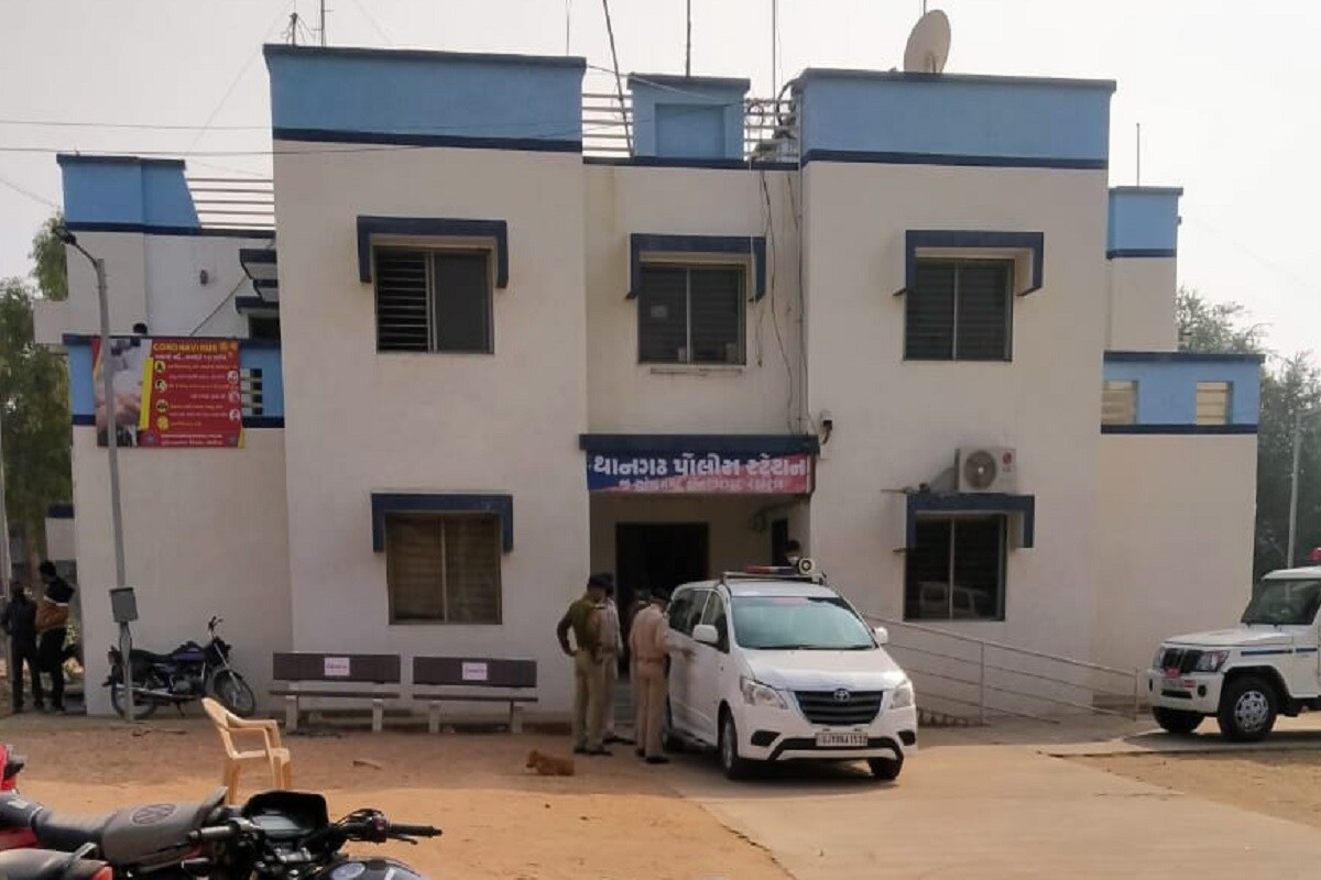ઇસમોને ઝડપવામાં થાનગઢ પીએસઆઇને પણ ઈજા પહોંચી છે. હત્યારાએ પીએસઆઈ ઉપર હુમલો કર્યો છતાં પોલીસ આરોપીને પકડી લીધો છે. બનાવના પગલે ડીવાયએસપી સહિતનો પોલીસ કાફલો થાનગઢ પહોંચ્યો છે. થાનગઢ પોલીસે ઘટના સ્થળે દોડી જઇને નિવેદનો લઇ તપાસનો દોર શરૂ કર્યો છે. ઇસમોને ઝડપવામાં થાનગઢ પીએસઆઇને પણ ઈજા પહોંચી છે. હત્યારાએ પીએસઆઈ ઉપર હુમલો કર્યો છતાં પોલીસ આરોપીને પકડી લીધો છે. બનાવના પગલે ડીવાયએસપી સહિતનો પોલીસ કાફલો થાનગઢ પહોંચ્યો છે. થાનગઢ પોલીસે ઘટના સ્થળે દોડી જઇને નિવેદનો લઇ તપાસનો દોર શરૂ કર્યો છે.