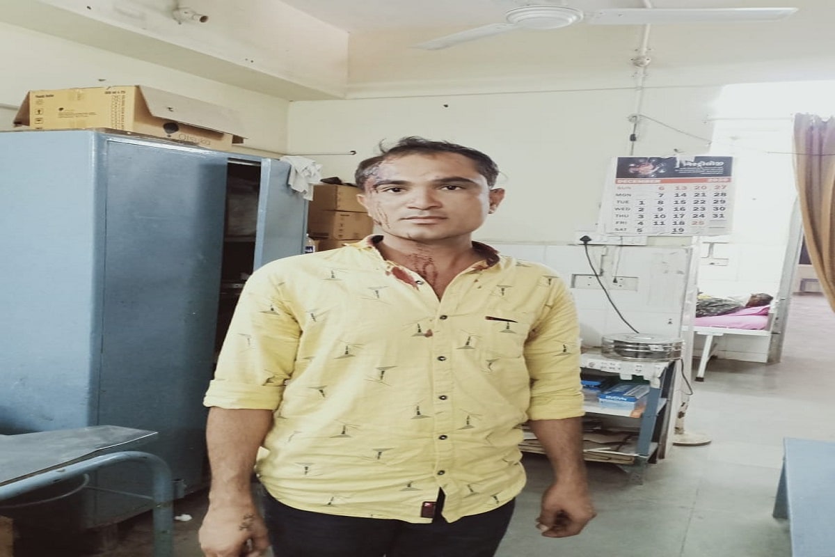 જમાઈ સાથે અન્ય ઈસમો સાસરીયામાં ઘસી આવ્યા હતા અને પરિવાર પર હુમલો કર્યો હતો. આ હુમલામાં દામજીભાઈ રામજીભાઈ ચાવડા (સસરા) અને સોનલબેન દામજીભાઈ ચાવડા (સાળી)નું મૃત્યું થયું છે. હુમલામાં અન્ય લોકોને ઇજા પહોંચતા થાનગઢ હોસ્પિટલે ખસેડવામાં આવ્યા છે. ઇજાગ્રસ્તોમાં ઉષાબેન દામજીભાઇ ચાવડા અને લલિતભાઈ દામજીભાઈ ચાવડાનો સમાવેશ થાય છે. જમાઈ સાથે અન્ય ઈસમો સાસરીયામાં ઘસી આવ્યા હતા અને પરિવાર પર હુમલો કર્યો હતો. આ હુમલામાં દામજીભાઈ રામજીભાઈ ચાવડા (સસરા) અને સોનલબેન દામજીભાઈ ચાવડા (સાળી)નું મૃત્યું થયું છે. હુમલામાં અન્ય લોકોને ઇજા પહોંચતા થાનગઢ હોસ્પિટલે ખસેડવામાં આવ્યા છે. ઇજાગ્રસ્તોમાં ઉષાબેન દામજીભાઇ ચાવડા અને લલિતભાઈ દામજીભાઈ ચાવડાનો સમાવેશ થાય છે.