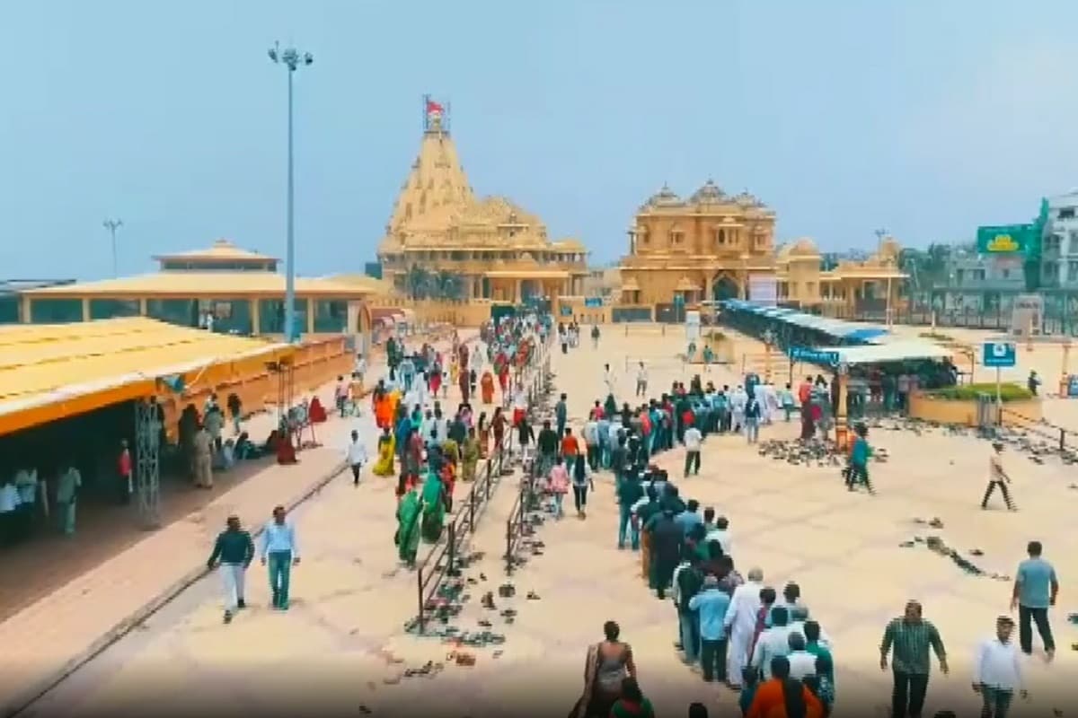 PM મોદી અધ્યક્ષ બનતા સોમનાથના ભક્તોમાં અનેરો ઉત્સાહ - સોમનાથ મંદિર ટ્રસ્ટનાં અધ્યક્ષ તરીકે વડાપ્રધાન નરેન્દ્ર મોદીની નિમણૂક થતા સોમનાથનાં ભક્તોમાં અનેરો ઉત્સાહ જોવા મળી રહ્યો છે. નરેન્દ્રભાઈ મોદી કૈલાશ માન સરોવરની યાત્રાએ ગયા ત્યારે ત્યાથીજ તેઓએ સોમનાથનાં નિરંતર વિકાસનો સંકલ્પ કર્યો હતો. વડાપ્રધાન નરેન્દ્ર મોદી 2009 થી સોમનાથ ટ્રસ્ટનાં ટ્રસ્ટી તરીકે કાર્યરત હતા. સોમનાથ ટ્રસ્ટનાં તત્કાલીન અધ્યક્ષ અને પૂર્વ મુખ્યપ્રધાન કેશુભાઈ પટેલનું અવસાન થતા સોમનાથ ટ્રસ્ટનાં અધ્યક્ષની જગ્યા ખાલી પડી હતી. કોરોનાં કાળમાં પ્રત્યક્ષ બેઠક યોજવી સંભવ ન હોય સોમનાથ ટ્રસ્ટની વર્ચ્યુઅલ બેઠક બે વખત મોકૂફ રહ્યા બાદ ત્રીજી વખત યોજાય હતી. જેમાં સર્વાનુમતે વડાપ્રધાન નરેન્દ્રભાઈ મોદીની સોમનાથ ટ્રસ્ટનાં અધ્યક્ષ પદે વરણી કરવામાં આવી હતી. PM મોદી અધ્યક્ષ બનતા સોમનાથના ભક્તોમાં અનેરો ઉત્સાહ - સોમનાથ મંદિર ટ્રસ્ટનાં અધ્યક્ષ તરીકે વડાપ્રધાન નરેન્દ્ર મોદીની નિમણૂક થતા સોમનાથનાં ભક્તોમાં અનેરો ઉત્સાહ જોવા મળી રહ્યો છે. નરેન્દ્રભાઈ મોદી કૈલાશ માન સરોવરની યાત્રાએ ગયા ત્યારે ત્યાથીજ તેઓએ સોમનાથનાં નિરંતર વિકાસનો સંકલ્પ કર્યો હતો. વડાપ્રધાન નરેન્દ્ર મોદી 2009 થી સોમનાથ ટ્રસ્ટનાં ટ્રસ્ટી તરીકે કાર્યરત હતા. સોમનાથ ટ્રસ્ટનાં તત્કાલીન અધ્યક્ષ અને પૂર્વ મુખ્યપ્રધાન કેશુભાઈ પટેલનું અવસાન થતા સોમનાથ ટ્રસ્ટનાં અધ્યક્ષની જગ્યા ખાલી પડી હતી. કોરોનાં કાળમાં પ્રત્યક્ષ બેઠક યોજવી સંભવ ન હોય સોમનાથ ટ્રસ્ટની વર્ચ્યુઅલ બેઠક બે વખત મોકૂફ રહ્યા બાદ ત્રીજી વખત યોજાય હતી. જેમાં સર્વાનુમતે વડાપ્રધાન નરેન્દ્રભાઈ મોદીની સોમનાથ ટ્રસ્ટનાં અધ્યક્ષ પદે વરણી કરવામાં આવી હતી.