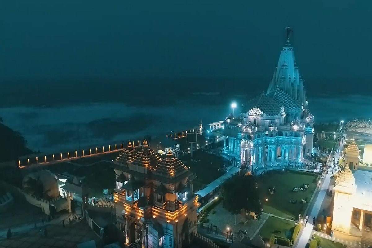 હાલનું મંદિર સરદાર પટેલને આભારી - સોમનાથનું જે મંદિર આજે આપ જોઈ રહ્યા છો તે સરદાર વલ્લભભાઈ પટેલને આભારી છે. સરદાર સાહેબે જ્યારે જીર્ણ સિર્ણ મંદિર જોયું ત્યારે તેમનું હૃદય દ્રવી ઉઠ્યું, અને એજ સમયે તેઓએ સમુદ્ર કિનારે પોતાના હાથમાં જળ ભરી સંકલ્પ કર્યો કે, "આગામી વર્ષોમાં ગમે તે ભોગે હું આ સોમનાથની ભવ્યતા અને દિવ્યતા ફરી લાવીશ." અને ત્યારબાદ સોમનાથ મંદિરનાં પુનઃ નિર્માણની શરૂઆત થઈ. અનેક વિઘ્નોને પાર કરી સરદાર સાહેબ અડગ રહ્યા અને આજનાં સોમનાથ મંદિરનું ભવ્ય નિર્માણ થયું. સરદાર સાહેબ અડગ અને દ્રઢ મનોબળ ધરાવતા હતા. ખરા અર્થમાં વિકાસશીલ કાર્યનાં પ્રણેતા રહ્યા હતા. આથી જ તેઓ લોખંડી પુરૂષ કહેવાયા. સોમનાથ અને સરદાર સિક્કાની બે બાજુઓ બની ચુકી છે. સોમનાથ દર્શને આવતા યાત્રાળુઓ, ભક્તો, અગ્રણીઓ અને નેતાઓ પણ સોમનાથ દાદાનાં દર્શન કર્યા બાદ અચૂક દિગ્વિજય દ્વાર બહાર આવેલા સરદાર સાહેબનાં બાવલાં પાસે સરદાર વંદના કરે છે. સરદાર સાહેબ ન હોત તો આજનું ભવ્ય સોમનાથ મંદિર પણ ન હોત, જે સનાતન સત્ય છે. હાલનું મંદિર સરદાર પટેલને આભારી - સોમનાથનું જે મંદિર આજે આપ જોઈ રહ્યા છો તે સરદાર વલ્લભભાઈ પટેલને આભારી છે. સરદાર સાહેબે જ્યારે જીર્ણ સિર્ણ મંદિર જોયું ત્યારે તેમનું હૃદય દ્રવી ઉઠ્યું, અને એજ સમયે તેઓએ સમુદ્ર કિનારે પોતાના હાથમાં જળ ભરી સંકલ્પ કર્યો કે, "આગામી વર્ષોમાં ગમે તે ભોગે હું આ સોમનાથની ભવ્યતા અને દિવ્યતા ફરી લાવીશ." અને ત્યારબાદ સોમનાથ મંદિરનાં પુનઃ નિર્માણની શરૂઆત થઈ. અનેક વિઘ્નોને પાર કરી સરદાર સાહેબ અડગ રહ્યા અને આજનાં સોમનાથ મંદિરનું ભવ્ય નિર્માણ થયું. સરદાર સાહેબ અડગ અને દ્રઢ મનોબળ ધરાવતા હતા. ખરા અર્થમાં વિકાસશીલ કાર્યનાં પ્રણેતા રહ્યા હતા. આથી જ તેઓ લોખંડી પુરૂષ કહેવાયા. સોમનાથ અને સરદાર સિક્કાની બે બાજુઓ બની ચુકી છે. સોમનાથ દર્શને આવતા યાત્રાળુઓ, ભક્તો, અગ્રણીઓ અને નેતાઓ પણ સોમનાથ દાદાનાં દર્શન કર્યા બાદ અચૂક દિગ્વિજય દ્વાર બહાર આવેલા સરદાર સાહેબનાં બાવલાં પાસે સરદાર વંદના કરે છે. સરદાર સાહેબ ન હોત તો આજનું ભવ્ય સોમનાથ મંદિર પણ ન હોત, જે સનાતન સત્ય છે.