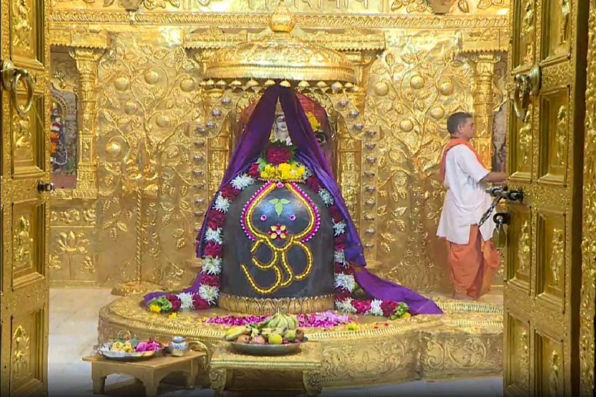 સોમનાથ મંદિર પર સાત વખત વિદેશી આક્રમણ - સદીઓ જૂનો ઇતિહાસ સાચવીને આજે પણ અડીખમ સોમનાથ મંદિર સતત પાંચ વખત આક્રમણખોરો સામે લડીને અજેય રહેલા સોમનાથ મંદિરના સ્થાપનથી લઈને નવ નિર્માણ સુધીનો ઇતિહાસ આજે પણ જોવા મળી રહ્યો છે. પ્રાગઐતિહાસિક કાળમાં નિર્માણ પામેલું સોમનાથ મંદિર સાત વખત વિદેશી આક્રમણખોરો સામે લડીને ધ્વસ્ત થઈને પુનઃ નિર્માણ બાદ આજે ભારતના ઇતિહાસમાં આજે પણ અજયે અને અડીખમ જોવા મળી રહ્યું છે. ઈસ્વીસન પહેલા સૈકામાં લકુવિસે પ્રથમ મંદિરના નિર્માણમાં બહુમૂલ્ય ભાગ ભજવ્યો હતો સોમનાથ ખાતે આવેલા છઠ્ઠા મંદિરનું નિર્માણ 13મી સદીમાં થયેલું હોવાનું માનવામાં આવે છે.ત્યાર બાદ 1325 થી 1469 ની વચ્ચે જૂનાગઢના રાખેંગારે મંદિરમાં શિવલિંગની સ્થાપનાં કરી ત્યાર બાદ 1469 માં અમદાવાદનાં સુલતાન મહમદ બેગડાએ મંદિર પર ચડાઈ કરીને મંદિરને ધ્વસ કર્યું હતું. 12-નવેમ્બર 1947ના દિવસે સોમનાથ આવેલા ભારતના લોખંડી પુરૂષ સરદાર પટેલે સોમનાથ મંદિરની જીર્ણ હાલત જોઈને સમુદ્રનાં જળથી મંદિરનાં પુનઃનિર્માણની પ્રતિજ્ઞા લીધી હતી 13 નવેમ્બર 1947ના દિવસે કનૈયાલાલ મુન્સીને મંદિર નિર્માણ ની જવાબદારી સોંપી હતી. ગાંધીજી દ્વારા આ મંદિરનું નિર્માણ લોકભાગીદારીથી કરવાનું સુચન આવતા સરદાર પટેલે સોમનાથ ટ્રસ્ટની સ્થાપના કરીને 11મી મે 1951ના દિવસે દેશનાં પ્રથમ રાષ્ટ્ર પ્રમુખ ડો રાજેન્દ્ર પ્રસાદના હસ્તે શિવલિંગનું સ્થાપન કરવામાં આવ્યું.આ મંદિર મહામેરૂ પ્રાસાદ પૂર્ણ સ્વરૂપે બનીને આજે અડીખમ જોવા મળી રહ્યું છે. સોમનાથ મંદિર પર સાત વખત વિદેશી આક્રમણ - સદીઓ જૂનો ઇતિહાસ સાચવીને આજે પણ અડીખમ સોમનાથ મંદિર સતત પાંચ વખત આક્રમણખોરો સામે લડીને અજેય રહેલા સોમનાથ મંદિરના સ્થાપનથી લઈને નવ નિર્માણ સુધીનો ઇતિહાસ આજે પણ જોવા મળી રહ્યો છે. પ્રાગઐતિહાસિક કાળમાં નિર્માણ પામેલું સોમનાથ મંદિર સાત વખત વિદેશી આક્રમણખોરો સામે લડીને ધ્વસ્ત થઈને પુનઃ નિર્માણ બાદ આજે ભારતના ઇતિહાસમાં આજે પણ અજયે અને અડીખમ જોવા મળી રહ્યું છે. ઈસ્વીસન પહેલા સૈકામાં લકુવિસે પ્રથમ મંદિરના નિર્માણમાં બહુમૂલ્ય ભાગ ભજવ્યો હતો સોમનાથ ખાતે આવેલા છઠ્ઠા મંદિરનું નિર્માણ 13મી સદીમાં થયેલું હોવાનું માનવામાં આવે છે.ત્યાર બાદ 1325 થી 1469 ની વચ્ચે જૂનાગઢના રાખેંગારે મંદિરમાં શિવલિંગની સ્થાપનાં કરી ત્યાર બાદ 1469 માં અમદાવાદનાં સુલતાન મહમદ બેગડાએ મંદિર પર ચડાઈ કરીને મંદિરને ધ્વસ કર્યું હતું. 12-નવેમ્બર 1947ના દિવસે સોમનાથ આવેલા ભારતના લોખંડી પુરૂષ સરદાર પટેલે સોમનાથ મંદિરની જીર્ણ હાલત જોઈને સમુદ્રનાં જળથી મંદિરનાં પુનઃનિર્માણની પ્રતિજ્ઞા લીધી હતી 13 નવેમ્બર 1947ના દિવસે કનૈયાલાલ મુન્સીને મંદિર નિર્માણ ની જવાબદારી સોંપી હતી. ગાંધીજી દ્વારા આ મંદિરનું નિર્માણ લોકભાગીદારીથી કરવાનું સુચન આવતા સરદાર પટેલે સોમનાથ ટ્રસ્ટની સ્થાપના કરીને 11મી મે 1951ના દિવસે દેશનાં પ્રથમ રાષ્ટ્ર પ્રમુખ ડો રાજેન્દ્ર પ્રસાદના હસ્તે શિવલિંગનું સ્થાપન કરવામાં આવ્યું.આ મંદિર મહામેરૂ પ્રાસાદ પૂર્ણ સ્વરૂપે બનીને આજે અડીખમ જોવા મળી રહ્યું છે.