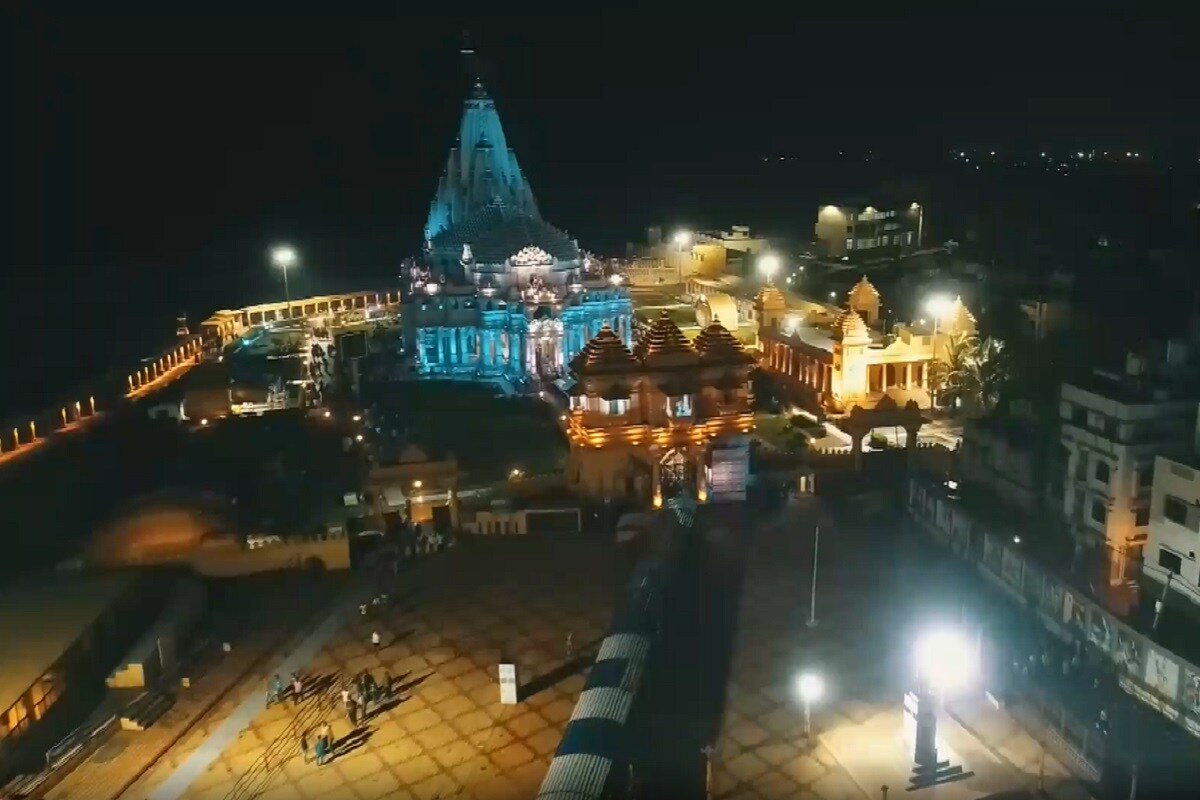 દેશના PM અને અને સોમનાથ ટ્રસ્ટના અધ્યક્ષ હોય તેવા નરેન્દ્રભાઈ બીજા વ્યક્તિ બન્યા - દેશના વડાપ્રધાન અને સોમનાથ ટ્રસ્ટનાં અધ્યક્ષ પણ હોય તેવા નરેન્દ્રભાઈ બીજા વ્યક્તિ છે. આ પહેલા 70 નાં દશકમાં મોરારજીભાઈ દેસાઈએ આ પદ શોભાવ્યું હતું. આપને જણાવી દઇએ કે, પ્રધાનમંત્રી મોદી સોમનાથ ટ્રસ્ટનાં આઠમા ચેરમેન છે. મહત્વનું છે કે ભાજપના દિગ્ગજ નેતા અને માર્ગદર્શક મંડળમાં સામેલ લાલકૃષ્ણ અડવાણી પણ સોમનાથ ટ્રસ્ટના સભ્ય છે. તો વર્તમાન ગૃહમંત્રી અમિત શાહ પણ સોમનાથ ટ્રસ્ટનાં ટ્રસ્ટી છે. સોમનાથ ટ્રસ્ટ સોમનાથ મંદિર અને પ્રભાસ તીર્થ ક્ષેત્રનાં વિકાસ માટે અવિરત કામગીરી કરે છે. ગુજરાતી રાષ્ટ્રીય નેતાઓ સોમનાથ ટ્રસ્ટમાં સામેલ હોવાને લઈ કેન્દ્ર સરકાર તરફથી પણ સોમનાથનાં વિકાસમાં અનેરૂ યોગદાન સાંપડી રહ્યું છે. સવાયા ગુજરાતીઓ સોમનાથને સુવર્ણ જડિત કરી સોમનાથનો સુવર્ણયુગ પાછો લાવવા સતત પ્રયત્નશીલ છે. દેશના PM અને અને સોમનાથ ટ્રસ્ટના અધ્યક્ષ હોય તેવા નરેન્દ્રભાઈ બીજા વ્યક્તિ બન્યા - દેશના વડાપ્રધાન અને સોમનાથ ટ્રસ્ટનાં અધ્યક્ષ પણ હોય તેવા નરેન્દ્રભાઈ બીજા વ્યક્તિ છે. આ પહેલા 70 નાં દશકમાં મોરારજીભાઈ દેસાઈએ આ પદ શોભાવ્યું હતું. આપને જણાવી દઇએ કે, પ્રધાનમંત્રી મોદી સોમનાથ ટ્રસ્ટનાં આઠમા ચેરમેન છે. મહત્વનું છે કે ભાજપના દિગ્ગજ નેતા અને માર્ગદર્શક મંડળમાં સામેલ લાલકૃષ્ણ અડવાણી પણ સોમનાથ ટ્રસ્ટના સભ્ય છે. તો વર્તમાન ગૃહમંત્રી અમિત શાહ પણ સોમનાથ ટ્રસ્ટનાં ટ્રસ્ટી છે. સોમનાથ ટ્રસ્ટ સોમનાથ મંદિર અને પ્રભાસ તીર્થ ક્ષેત્રનાં વિકાસ માટે અવિરત કામગીરી કરે છે. ગુજરાતી રાષ્ટ્રીય નેતાઓ સોમનાથ ટ્રસ્ટમાં સામેલ હોવાને લઈ કેન્દ્ર સરકાર તરફથી પણ સોમનાથનાં વિકાસમાં અનેરૂ યોગદાન સાંપડી રહ્યું છે. સવાયા ગુજરાતીઓ સોમનાથને સુવર્ણ જડિત કરી સોમનાથનો સુવર્ણયુગ પાછો લાવવા સતત પ્રયત્નશીલ છે.