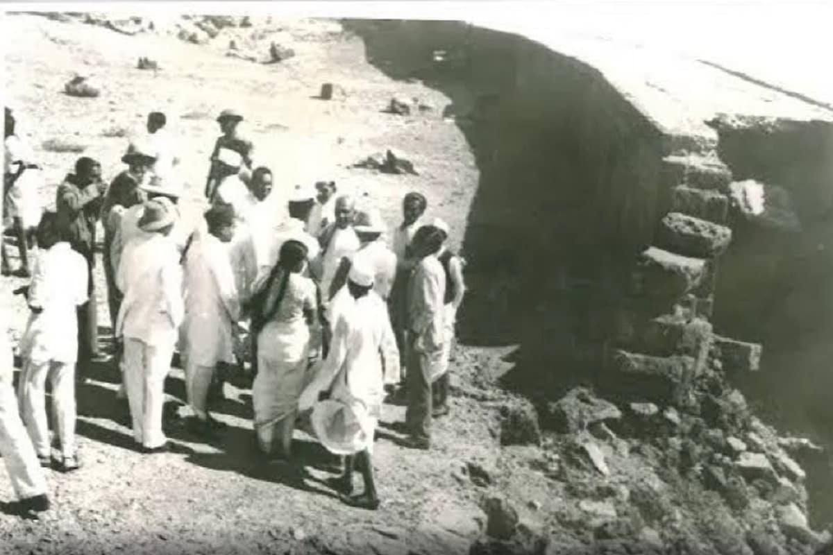 આઝાદી બાદ સરદાર પટેલે મંદિરના નવનિર્માણનો સંકલ્પ કર્યો - આઝાદી બાદ સરદાર વલ્લભભાઈ પટેલએ સોમનાથ નાં નવનિર્માણનો સંકલ્પ કર્યો હતો.આજ ના મંદિરને 70 વર્ષ પૂર્ણ થવા આવ્યા છે. 1951નાં વેશાખસુદ પાંચમનાં દીવસે ભારતનાં પ્રથમ રાષ્ટ્રપતી ડો.રાજેન્દ્ર પ્રસાદનાં વરદ હસ્તે સવારે 9.46 મીનીટે સોમનાથ મંદિરનાં જીર્ણોધ્ધાર બાદ સોમનાથ મહાદેવની પ્રાણપ્રતિષ્ઠા કરવામાં આવી હતી.આ સાથેજ સોમનાથ મંદીરનાં સ્વપ્ન દ્રષ્ટા એવા સરદાર પટેલનો સંકલ્પ પૂર્ણ થયો હતો. આઝાદી બાદ સરદાર પટેલે મંદિરના નવનિર્માણનો સંકલ્પ કર્યો - આઝાદી બાદ સરદાર વલ્લભભાઈ પટેલએ સોમનાથ નાં નવનિર્માણનો સંકલ્પ કર્યો હતો.આજ ના મંદિરને 70 વર્ષ પૂર્ણ થવા આવ્યા છે. 1951નાં વેશાખસુદ પાંચમનાં દીવસે ભારતનાં પ્રથમ રાષ્ટ્રપતી ડો.રાજેન્દ્ર પ્રસાદનાં વરદ હસ્તે સવારે 9.46 મીનીટે સોમનાથ મંદિરનાં જીર્ણોધ્ધાર બાદ સોમનાથ મહાદેવની પ્રાણપ્રતિષ્ઠા કરવામાં આવી હતી.આ સાથેજ સોમનાથ મંદીરનાં સ્વપ્ન દ્રષ્ટા એવા સરદાર પટેલનો સંકલ્પ પૂર્ણ થયો હતો.
