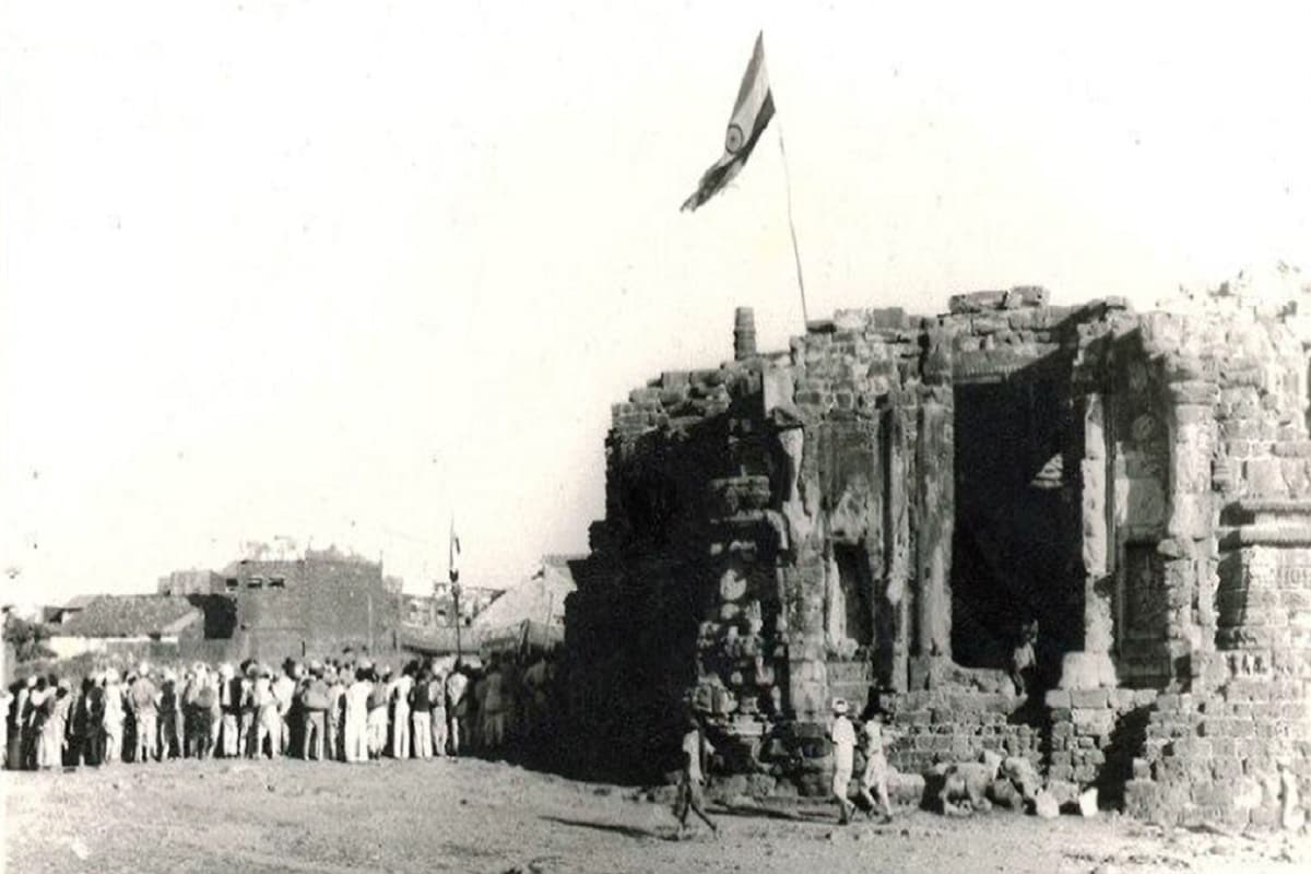 1951માં નવા મંદિરની પ્રાણપ્રતિષ્ઠા - આઝાદ ભારતનાં ગૃહ પ્રધાન સરદાર વલ્લભભાઈ પટેલનો સોમનાથ સાથે જૂનો નાતો છે.1951 ના રોજ ભારતનાં પ્રથમ રાષ્ટ્રપતી ડો.રાજેન્દ્રપ્રસાદના વરદ હસ્તે વર્તમાન સોમનાથ મંદિરની પ્રાણ પ્રતીષ્ઠા કરવામાં આવી હતી. સવાયા ગુજરાતી અને અખંડ ભારતનાં શિલ્પી સાહેબનાં આગ્રહથી જ તત્કાલીન રાષ્ટ્રપતિ સોમનાથ પધાર્યા હતા. સરદારે જ સોમનાથનાં પુનઃનિર્માણનું પ્રણ લીધું હતું. અને તેઓ એજ પૂર્ણ કર્યું. આજે જે સોમનાથ મંદિરનાં આપણે દર્શન કરીએ છીએ તો સરદાર સાહેબને આભારી છે. 1951માં નવા મંદિરની પ્રાણપ્રતિષ્ઠા - આઝાદ ભારતનાં ગૃહ પ્રધાન સરદાર વલ્લભભાઈ પટેલનો સોમનાથ સાથે જૂનો નાતો છે.1951 ના રોજ ભારતનાં પ્રથમ રાષ્ટ્રપતી ડો.રાજેન્દ્રપ્રસાદના વરદ હસ્તે વર્તમાન સોમનાથ મંદિરની પ્રાણ પ્રતીષ્ઠા કરવામાં આવી હતી. સવાયા ગુજરાતી અને અખંડ ભારતનાં શિલ્પી સાહેબનાં આગ્રહથી જ તત્કાલીન રાષ્ટ્રપતિ સોમનાથ પધાર્યા હતા. સરદારે જ સોમનાથનાં પુનઃનિર્માણનું પ્રણ લીધું હતું. અને તેઓ એજ પૂર્ણ કર્યું. આજે જે સોમનાથ મંદિરનાં આપણે દર્શન કરીએ છીએ તો સરદાર સાહેબને આભારી છે.