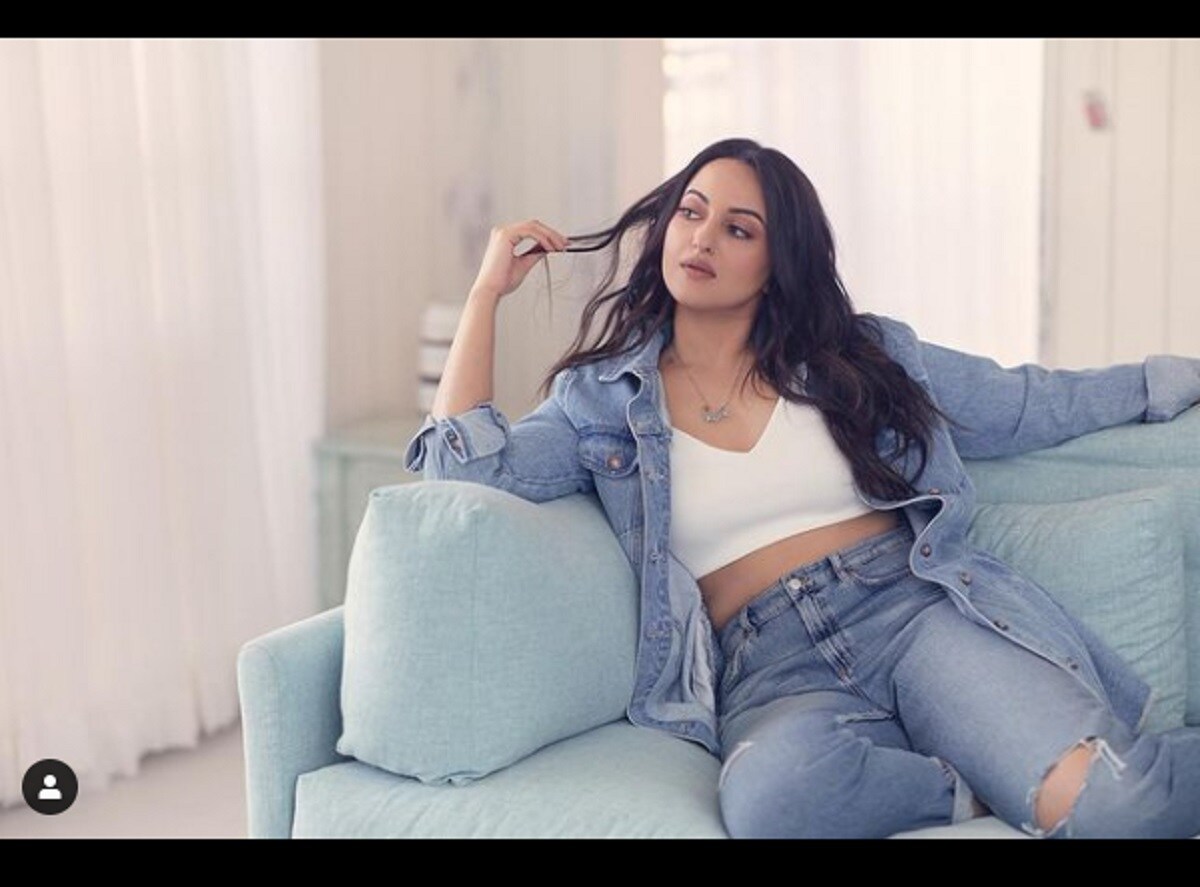 સોનાક્ષી સિન્હા (Sonakshi Sinha) ઘણાં વર્ષોથી ઘર ખરીદવા ઇચ્છતી હતી. એક ઇન્ટરવ્યૂંમાં તેણએ કહ્યું હતું કે, મે જ્યારથી કામ કરવાનું શરૂ કર્યું હતું. ત્યારે જ મારું સપનું હતું કે, 30 વર્ષની થતા પહેલાં જ મારી મહેનતની કમાણીથી હું ઘર ખરીદું. જોકે થોડા વર્ષો પહેલાં જ મે આ ડેડલાઇન પાર કરી લીધી હતી. પણ હવે જઇને મારુ સપનું પૂર્ણ થઇ ગયુ છે. સોનાક્ષી સિન્હા (Sonakshi Sinha) ઘણાં વર્ષોથી ઘર ખરીદવા ઇચ્છતી હતી. એક ઇન્ટરવ્યૂંમાં તેણએ કહ્યું હતું કે, મે જ્યારથી કામ કરવાનું શરૂ કર્યું હતું. ત્યારે જ મારું સપનું હતું કે, 30 વર્ષની થતા પહેલાં જ મારી મહેનતની કમાણીથી હું ઘર ખરીદું. જોકે થોડા વર્ષો પહેલાં જ મે આ ડેડલાઇન પાર કરી લીધી હતી. પણ હવે જઇને મારુ સપનું પૂર્ણ થઇ ગયુ છે.
