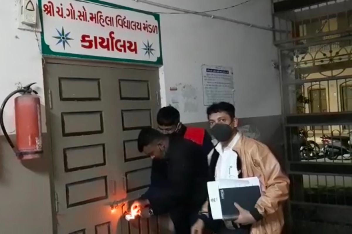 કિર્તેશ પટેલ, સુરત: સુરત શહેર (Surat City)માં છેલ્લા કેટલાક સમયથી સતત ફાયર સેફ્ટી (Fire saftey)ને મુદ્દે નોટિસ આપ્યા છતાં કેટલીક સંસ્થા અથવા સ્કૂલો (Schools)એ ફાયર સેફ્ટી નહીં ઊભી કરતા હવે ફાયર વિભાગ (Fire department) તરફથી આકરા પગલાં લેવામાં આવ્યા છે. આ અનુસંધાને ફાયર વિભાગે 10 જેટલી સ્કૂલોને સીલ કરી દીધી છે. સુરતમાં આજથી બે વર્ષ પહેલા સરથાણા વિસ્તારમાં આવેલા તક્ષશિલા આર્કેટમાં આગ લાગી હતી. આ આગમાં 20 બાળકોનાં મોત થયા હતા. જે બાદમાં તંત્ર તરફથી ફાયર સેફ્ટી મુદ્દે મોટા પ્રમાણમાં કામગીરી કરવામાં આવી હતી. કિર્તેશ પટેલ, સુરત: સુરત શહેર (Surat City)માં છેલ્લા કેટલાક સમયથી સતત ફાયર સેફ્ટી (Fire saftey)ને મુદ્દે નોટિસ આપ્યા છતાં કેટલીક સંસ્થા અથવા સ્કૂલો (Schools)એ ફાયર સેફ્ટી નહીં ઊભી કરતા હવે ફાયર વિભાગ (Fire department) તરફથી આકરા પગલાં લેવામાં આવ્યા છે. આ અનુસંધાને ફાયર વિભાગે 10 જેટલી સ્કૂલોને સીલ કરી દીધી છે. સુરતમાં આજથી બે વર્ષ પહેલા સરથાણા વિસ્તારમાં આવેલા તક્ષશિલા આર્કેટમાં આગ લાગી હતી. આ આગમાં 20 બાળકોનાં મોત થયા હતા. જે બાદમાં તંત્ર તરફથી ફાયર સેફ્ટી મુદ્દે મોટા પ્રમાણમાં કામગીરી કરવામાં આવી હતી.