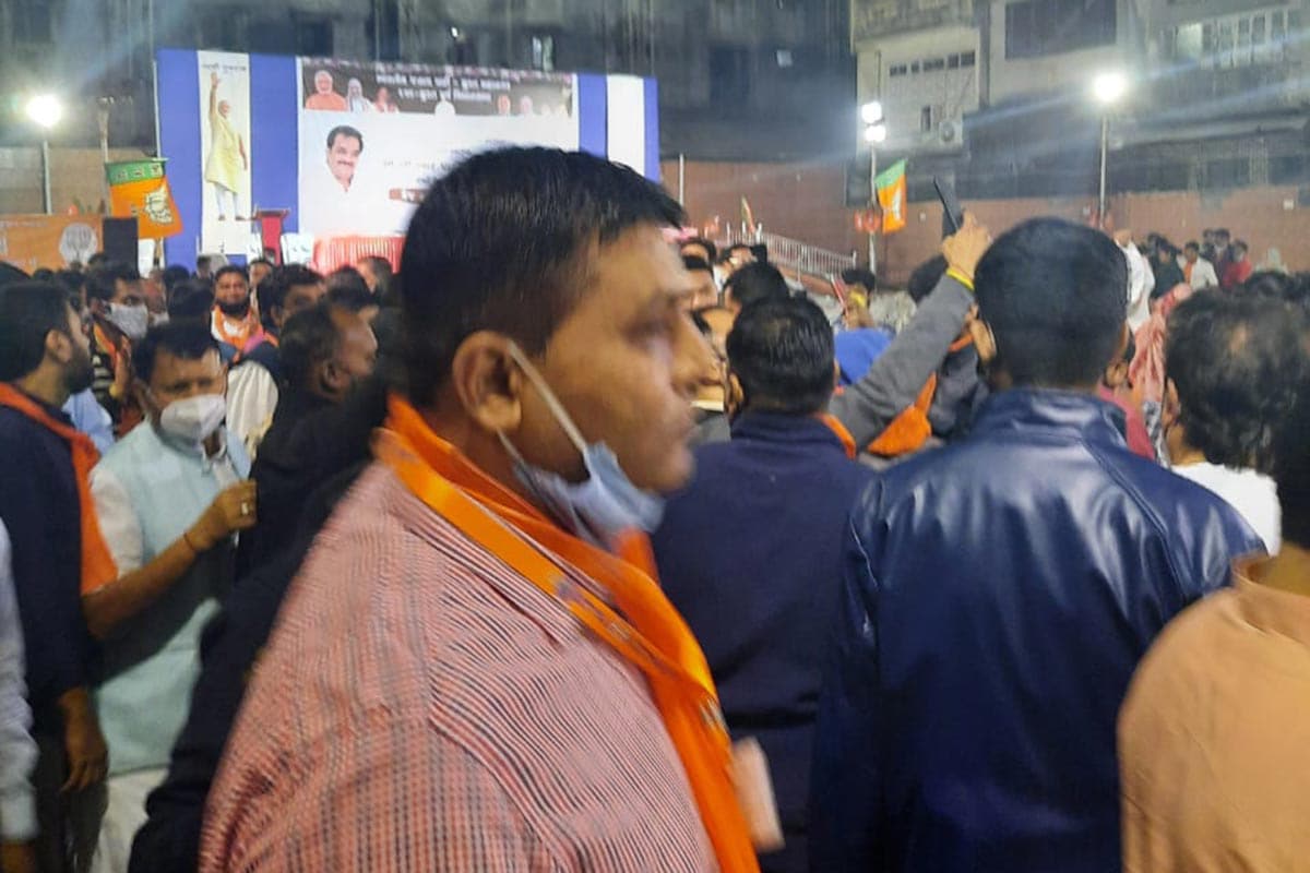 અહીં અનેક કાર્યકરો માસ્ક વગર જોવા મળ્યા હતા. કાર્યક્રમ ખાતે સી.આ. પાટીલે ભાષણ આપ્યું હતું. કાર્યક્રમ બાદ કાર્યક્રોએ સી.આર. પાટીલ સાથે સેલ્ફી લેવા માટે પડાપડી કરી હતી. ઉલ્લેખનીય છે કે પ્રદેશ અધ્યક્ષનું પદ સંભાળ્યા બાદ સી.આર. પાટીલ સૌરાષ્ટ્રના પ્રવાસે ગયા હતા. અહીં તેમની સભાઓમાં મોટી સંખ્યામાં લોકો ઉમટી પડ્યા હતા. આ દરમિયાન અનેક નેતાઓ અને કાર્યકરો કોરોના સંક્રમિત થયા હતા. ખુદ પાટીલ પણ કોરોના સંક્રમિત થયા હતા અને તેમણે અમદાવાદની ખાનગી હૉસ્પિટલમાં સારવાર લીધી હતી. અહીં અનેક કાર્યકરો માસ્ક વગર જોવા મળ્યા હતા. કાર્યક્રમ ખાતે સી.આ. પાટીલે ભાષણ આપ્યું હતું. કાર્યક્રમ બાદ કાર્યક્રોએ સી.આર. પાટીલ સાથે સેલ્ફી લેવા માટે પડાપડી કરી હતી. ઉલ્લેખનીય છે કે પ્રદેશ અધ્યક્ષનું પદ સંભાળ્યા બાદ સી.આર. પાટીલ સૌરાષ્ટ્રના પ્રવાસે ગયા હતા. અહીં તેમની સભાઓમાં મોટી સંખ્યામાં લોકો ઉમટી પડ્યા હતા. આ દરમિયાન અનેક નેતાઓ અને કાર્યકરો કોરોના સંક્રમિત થયા હતા. ખુદ પાટીલ પણ કોરોના સંક્રમિત થયા હતા અને તેમણે અમદાવાદની ખાનગી હૉસ્પિટલમાં સારવાર લીધી હતી.