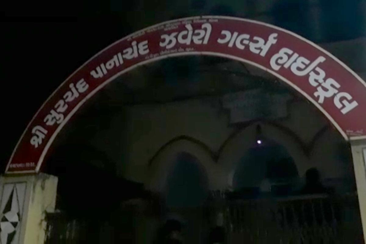 સુરતમાં આગ લાગ્યા બાદ તંત્રને ખ્યાલ આવ્યો હતો કે અનેક જગ્યા પર ફાયર સેફ્ટીની કોઈ વ્યવસ્થા જ નથી. આવી મિલકતોને તંત્ર તરફથી ફાયર સેફ્ટી ઊભી કરવા માટે કહેવામાં આવ્યું હતું. આ મામલે તમામને નોટીસો પણ પાઠવવામાં આવી હતી. સુરતમાં આગ લાગ્યા બાદ તંત્રને ખ્યાલ આવ્યો હતો કે અનેક જગ્યા પર ફાયર સેફ્ટીની કોઈ વ્યવસ્થા જ નથી. આવી મિલકતોને તંત્ર તરફથી ફાયર સેફ્ટી ઊભી કરવા માટે કહેવામાં આવ્યું હતું. આ મામલે તમામને નોટીસો પણ પાઠવવામાં આવી હતી.