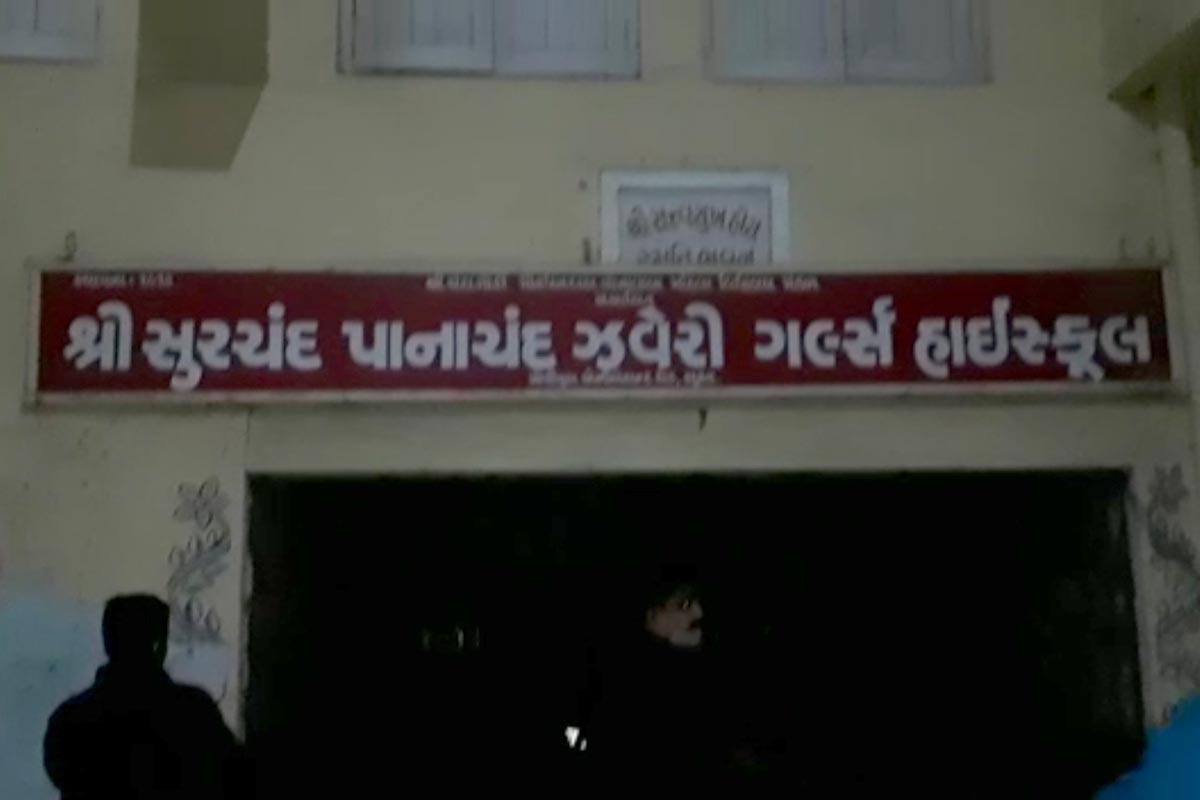 શહેરમાં આવેલી આવી મિલકતોને એક કરતા વધુ વખત નોટીસ આપવા છતાં તેમના તરફથી આજ દિવસ સુધી ફાયર સેફ્ટી ઊભી કરવામાં આવી નથી. આ મામલે હવે તંત્ર તરફથી લાલ આંખ કરવામાં આવી છે. આ મામલે એક અઠવાડિયા પહેલા શહેરની 1 હજાર કરતા વધુ દુકાનો તંત્રએ સીલ કરવાની કાર્યવાહી કરી હતી.આજે ફરી એકવાર ફાયર વિભાગ દ્વારા કાર્યવાહી કરવામાં આવી છે. આ વખતે કાપડ માર્કેટ કે કોઈ આર્કેટ નહીં પરંતુ સ્કૂલો સામે લાલા આંખ કરીને 10 જેટલી સ્કૂલોને સીલ કરી દેવામાં આવી છે. શહેરમાં આવેલી આવી મિલકતોને એક કરતા વધુ વખત નોટીસ આપવા છતાં તેમના તરફથી આજ દિવસ સુધી ફાયર સેફ્ટી ઊભી કરવામાં આવી નથી. આ મામલે હવે તંત્ર તરફથી લાલ આંખ કરવામાં આવી છે. આ મામલે એક અઠવાડિયા પહેલા શહેરની 1 હજાર કરતા વધુ દુકાનો તંત્રએ સીલ કરવાની કાર્યવાહી કરી હતી.આજે ફરી એકવાર ફાયર વિભાગ દ્વારા કાર્યવાહી કરવામાં આવી છે. આ વખતે કાપડ માર્કેટ કે કોઈ આર્કેટ નહીં પરંતુ સ્કૂલો સામે લાલા આંખ કરીને 10 જેટલી સ્કૂલોને સીલ કરી દેવામાં આવી છે.