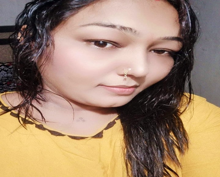 બનાવની વિગતો એવી છે કે આજે સવારે સરથામાના અવધ વાઇસરોય શોપિંગ સેન્ટરમાં આવેલા મસાજ પાર્લરમાંથી યુવતીનો મૃતદેહ મળી આવ્યો હતો. આ યુવતીનું મૃત્યુની જાણ થતા લોકોએ આ યુવતીના મૃતદેહ અંગે પોલીસેને જાણ કરી હતી. પોલીસે ઘટના સ્થળે તપાસ કરતા મૃત યુવતીનું નામ પૂજા ડાંગર હોવાનું ખુલ્યું હતું. બનાવની વિગતો એવી છે કે આજે સવારે સરથામાના અવધ વાઇસરોય શોપિંગ સેન્ટરમાં આવેલા મસાજ પાર્લરમાંથી યુવતીનો મૃતદેહ મળી આવ્યો હતો. આ યુવતીનું મૃત્યુની જાણ થતા લોકોએ આ યુવતીના મૃતદેહ અંગે પોલીસેને જાણ કરી હતી. પોલીસે ઘટના સ્થળે તપાસ કરતા મૃત યુવતીનું નામ પૂજા ડાંગર હોવાનું ખુલ્યું હતું.