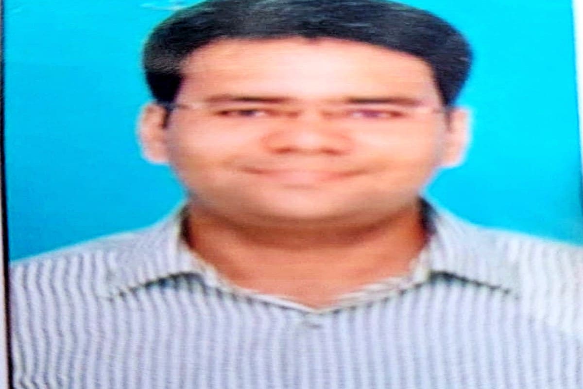 આ વેપારી સંદીપ બજરંગ દાલમિયા શેરબજારના વ્યવસાય સાથે સંકળાયેલો છે અને છેલ્લા ત્રણ દિવસથી વેપારી ગુમ હતો જોકે પોલીસને ઘટનાસ્થળેથી સુસાઇડ નોટ મળી આવી છે જેમાં મારી રીતે મરું છું ની એક લાઈન લખવામાં આવી હતી આપઘાત કર્યા બાદ કારને ફાયર સેફટી સાથે ખોલવામાં આવી હતી આ વેપારી સંદીપ બજરંગ દાલમિયા શેરબજારના વ્યવસાય સાથે સંકળાયેલો છે અને છેલ્લા ત્રણ દિવસથી વેપારી ગુમ હતો જોકે પોલીસને ઘટનાસ્થળેથી સુસાઇડ નોટ મળી આવી છે જેમાં મારી રીતે મરું છું ની એક લાઈન લખવામાં આવી હતી આપઘાત કર્યા બાદ કારને ફાયર સેફટી સાથે ખોલવામાં આવી હતી