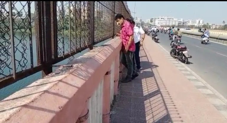 બનાવની વિગતો એવી છે કે સવજી કોરાટ બ્રિજ પરથી અને તાપની તમામ બ્રિજ પરથી અવારનવાર લોકો કૂદીને જીવ હોમી નાખે છે ત્યારે આજે મોટા વરાછાના સવજી કોરાટ બ્રિજ પરથી એક યુવકે મોતની છલાંગ લગાવી હતી. મોટરસાયકલ લઈને આવેલો યુવક બાઇક પાર્ક કરીને નદીમાં કૂદી ગયો હતો. બનાવની વિગતો એવી છે કે સવજી કોરાટ બ્રિજ પરથી અને તાપની તમામ બ્રિજ પરથી અવારનવાર લોકો કૂદીને જીવ હોમી નાખે છે ત્યારે આજે મોટા વરાછાના સવજી કોરાટ બ્રિજ પરથી એક યુવકે મોતની છલાંગ લગાવી હતી. મોટરસાયકલ લઈને આવેલો યુવક બાઇક પાર્ક કરીને નદીમાં કૂદી ગયો હતો.