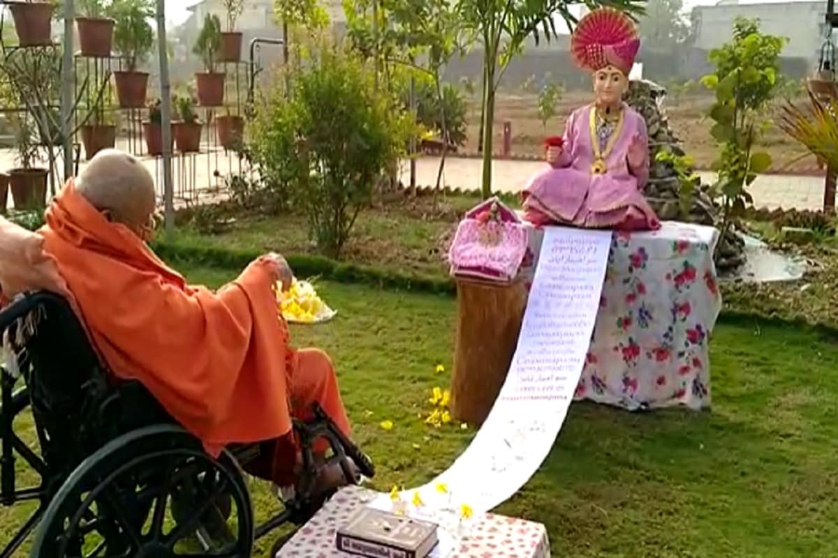 અમદાવાદ : શનિવાર તા. ૯ - ૧ - ૨૦ર૦ માગશર વદ એકાદશી ના રોજ શ્રી સ્વામિનારાયણ મંદિર - કુમકુમ -મણિનગર દ્વારા ખાતે મહંત સદગુરુ શારત્રી આનંદપ્રિયદાસજી સ્વામીની નિશ્રામાં સ્વામિનારાયણ મહામંત્રની ર૧૯ મી જયંતીની ઉજવણી કરવામાં આવી હતી. આ પ્રસંગે સ્વામિનારાયણ મહામંત્રની ધૂન કરવામાં આવી હતી અને સત્સંગ સભા યોજાઈ હતી.જેનો લાભ દેશવિદેશનાં ભકતો લઈ શકે તે માટે જેનું પ્રસારણ શ્રી સ્વામિનારાયણ મંદિર - કુમકુમ - યુટયુબ ચેનલ ઉપર લાઈવ પ્રસારણ કરવામાં આવ્યું હતું. અમદાવાદ : શનિવાર તા. ૯ - ૧ - ૨૦ર૦ માગશર વદ એકાદશી ના રોજ શ્રી સ્વામિનારાયણ મંદિર - કુમકુમ -મણિનગર દ્વારા ખાતે મહંત સદગુરુ શારત્રી આનંદપ્રિયદાસજી સ્વામીની નિશ્રામાં સ્વામિનારાયણ મહામંત્રની ર૧૯ મી જયંતીની ઉજવણી કરવામાં આવી હતી. આ પ્રસંગે સ્વામિનારાયણ મહામંત્રની ધૂન કરવામાં આવી હતી અને સત્સંગ સભા યોજાઈ હતી.જેનો લાભ દેશવિદેશનાં ભકતો લઈ શકે તે માટે જેનું પ્રસારણ શ્રી સ્વામિનારાયણ મંદિર - કુમકુમ - યુટયુબ ચેનલ ઉપર લાઈવ પ્રસારણ કરવામાં આવ્યું હતું.