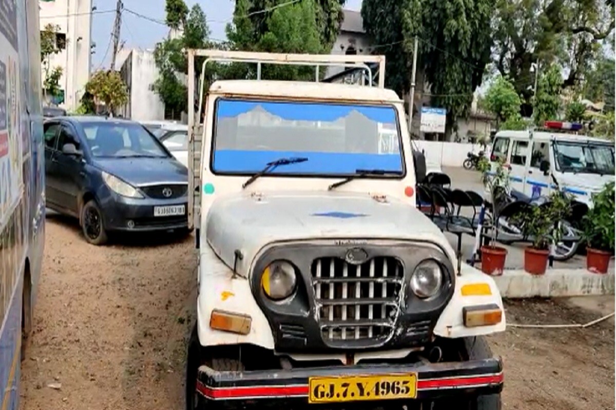 પ્રાપ્ત માહિતી અનુસાર, વાઘોડિયા પોલીસ મથકના IPS જગદિશ બાંગરવા (Jagdish Bangarwa)એ તવરા પાસે પસાર થતી નર્મદા કેનાલ નજીકથી વિદેશી દારુ ભરેલી પીકઅપ વાન પકડી પાડી હતી. પ્રાપ્ત માહિતી અનુસાર, વાઘોડિયા પોલીસ મથકના IPS જગદિશ બાંગરવા (Jagdish Bangarwa)એ તવરા પાસે પસાર થતી નર્મદા કેનાલ નજીકથી વિદેશી દારુ ભરેલી પીકઅપ વાન પકડી પાડી હતી.