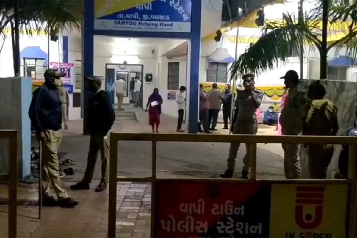 આ સપાટામાં 31 ડિસેમ્બરની સવારથી મોડી રાત અને નવા વર્ષની પ્રથમ રાતના આરંભ સુધી વલસાડ જિલ્લામાં અંદાજે 1200થી વધુ પીધેલાઓ પોલીસના હાથે ઝડપાઇ ગયા હતા. જે શોખીનો ખાઈ-પીને મોજમસ્તી કરી દમણ અને દાદરાનગર હવેલીમાંથી દારૂનો નશો કરીને રાજપાટમાં ગુજરાતમાં પ્રવેશ્યા હતા તે પોલીસના ઝડપે ચઢી ગયા હતા. આ રીતે 2020ની છેલ્લી રાત એટલે 31ની અને નવા વર્ષની પ્રથમ રાતપીધેલાઓ માટે યાદગાર બની રહી હતી. આ સપાટામાં 31 ડિસેમ્બરની સવારથી મોડી રાત અને નવા વર્ષની પ્રથમ રાતના આરંભ સુધી વલસાડ જિલ્લામાં અંદાજે 1200થી વધુ પીધેલાઓ પોલીસના હાથે ઝડપાઇ ગયા હતા. જે શોખીનો ખાઈ-પીને મોજમસ્તી કરી દમણ અને દાદરાનગર હવેલીમાંથી દારૂનો નશો કરીને રાજપાટમાં ગુજરાતમાં પ્રવેશ્યા હતા તે પોલીસના ઝડપે ચઢી ગયા હતા. આ રીતે 2020ની છેલ્લી રાત એટલે 31ની અને નવા વર્ષની પ્રથમ રાતપીધેલાઓ માટે યાદગાર બની રહી હતી.