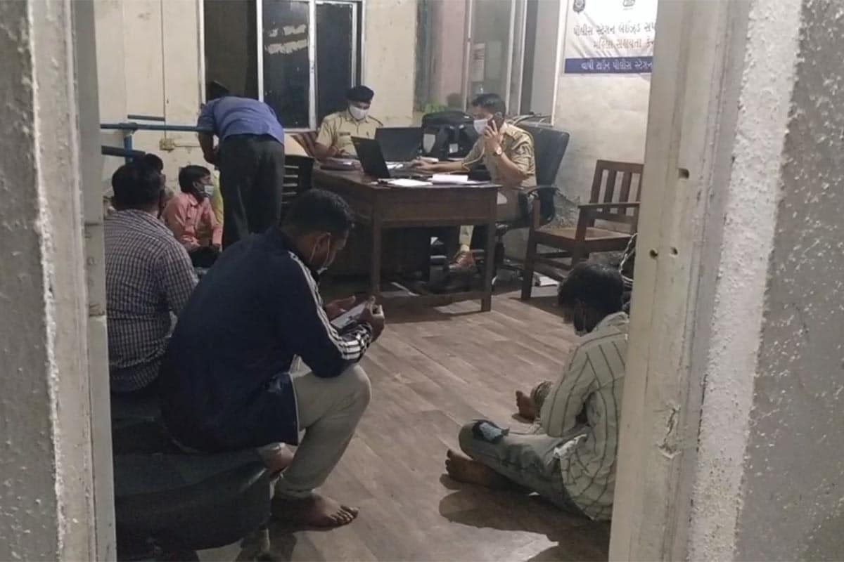 કયા પોલીસ સ્ટેશન મથક હેઠળ કેટલા લોકોની ધરપકડ: વલસાડ શહેર-101। વલસાડ ગ્રામ્ય- 96। ડુંગરી પોલીસ સ્ટેશન-100। પારડી-270। ધરમપુર-54 । કપરાડા-23। ડુંગરા -100। વાપી। GIDC-146। વાપી ટાઉન-155 । ભીલાડ- 88, આ ઉપરાંત વલસાડ જિલ્લા LCB પોલીસે 81 પીધેલાઓને ઝડપ્યા હતા. કયા પોલીસ સ્ટેશન મથક હેઠળ કેટલા લોકોની ધરપકડ: વલસાડ શહેર-101। વલસાડ ગ્રામ્ય- 96। ડુંગરી પોલીસ સ્ટેશન-100। પારડી-270। ધરમપુર-54 । કપરાડા-23। ડુંગરા -100। વાપી। GIDC-146। વાપી ટાઉન-155 । ભીલાડ- 88, આ ઉપરાંત વલસાડ જિલ્લા LCB પોલીસે 81 પીધેલાઓને ઝડપ્યા હતા.