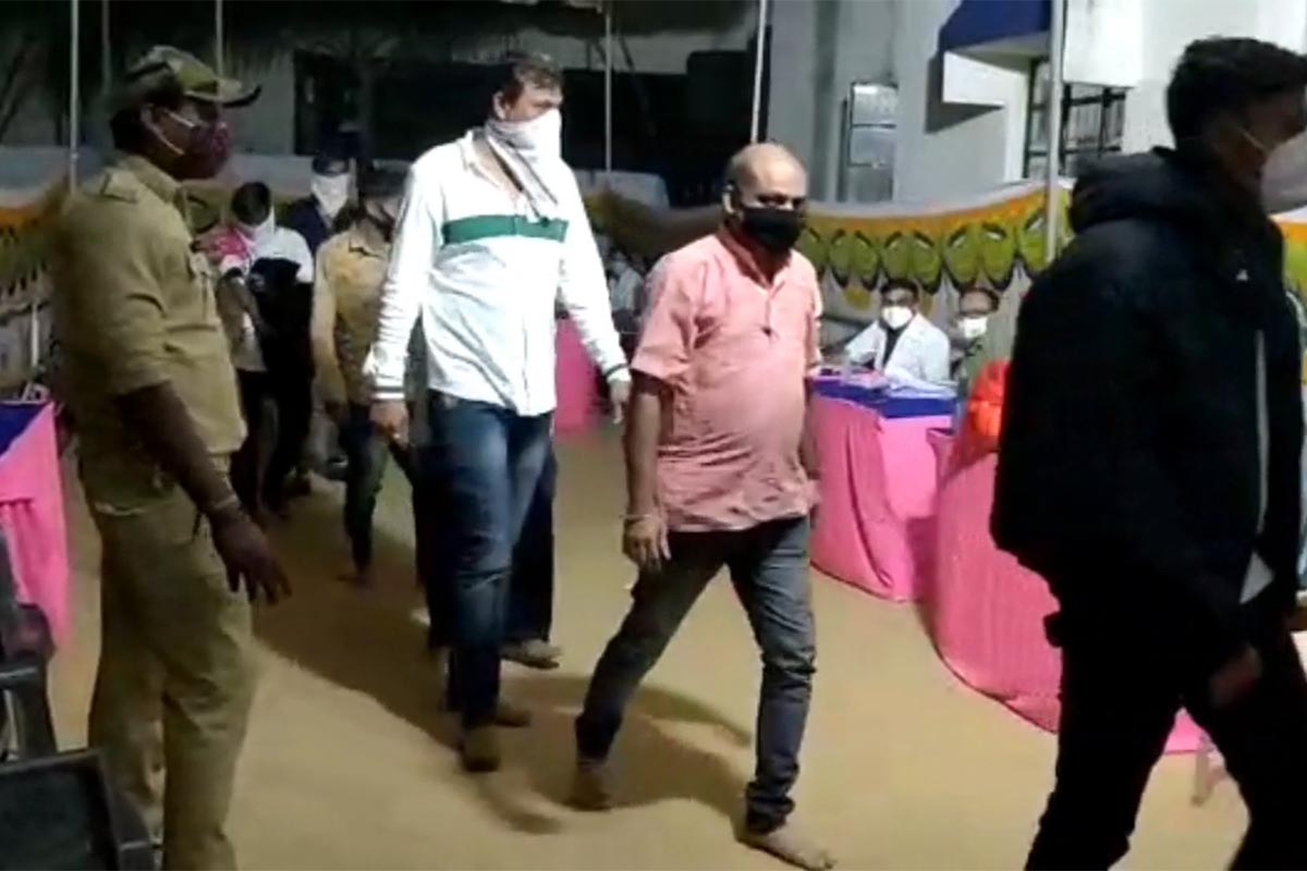 વલસાડ જિલ્લાના વિવિધ પોલીસ સ્ટેશનમાં 31 ડિસેમ્બરની સવારથી મોડી રાત સુધી જિલ્લાના વાપી,પારડી, વાપી GIDC, ડુંગરા, વલસાડ, ડુંગરી, ભીલાડ સહિત જિલ્લાના વિવિધ પોલીસ સ્ટેશનમાં અંદાજે 1200થી વધુ પીધેલા પકડાયા હતા. સંઘપ્રદેશ દમણ અને દાદરા નગર હવેલીથી ગુજરાતમાં પ્રવેશ કરી શકતા હોય તેવી તમામ ચેકપોસ્ટ પર પોલીસ કાફલો ખડકી દેવામાં આવ્યો હતો. વલસાડ જિલ્લાના વિવિધ પોલીસ સ્ટેશનમાં 31 ડિસેમ્બરની સવારથી મોડી રાત સુધી જિલ્લાના વાપી,પારડી, વાપી GIDC, ડુંગરા, વલસાડ, ડુંગરી, ભીલાડ સહિત જિલ્લાના વિવિધ પોલીસ સ્ટેશનમાં અંદાજે 1200થી વધુ પીધેલા પકડાયા હતા. સંઘપ્રદેશ દમણ અને દાદરા નગર હવેલીથી ગુજરાતમાં પ્રવેશ કરી શકતા હોય તેવી તમામ ચેકપોસ્ટ પર પોલીસ કાફલો ખડકી દેવામાં આવ્યો હતો.