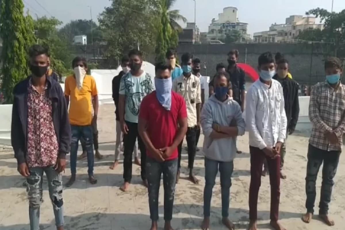 મહત્વપૂર્ણ છે કે વર્તમાન સમયમાં કોરોનાની ગાઈડલાઈનના પાલન કરવું જરૂરી હોવાથી. પારડી પોલીસે આ તમામના રિપોર્ટ સહિતની કોરોનાની ગાઈડલાઈનના પાલન સાથે તેમની અટકાયત કરી તેમના વિરુદ્ધ કાયદેસરની કાર્યવાહી હાથ ધરી હતી. મહત્વપૂર્ણ છે કે વર્તમાન સમયમાં કોરોનાની ગાઈડલાઈનના પાલન કરવું જરૂરી હોવાથી. પારડી પોલીસે આ તમામના રિપોર્ટ સહિતની કોરોનાની ગાઈડલાઈનના પાલન સાથે તેમની અટકાયત કરી તેમના વિરુદ્ધ કાયદેસરની કાર્યવાહી હાથ ધરી હતી.