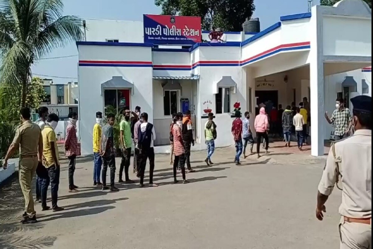 આમ પારડી પોલીસે જે પાર્ટીના શોખીન સુરતીઓ જે આખી બસ ભાડે કરી અને દમણ ગયા હતા ત્યાં પાર્ટી કર્યા બાદ પરત ફરતા પણ તમામ બસના ચાલક અને ક્લિનરને સહિત તમામ મુસાફરોએ દારૂની બોટલો પણ દમણમાંથી લઈ અને બસમાં સવાર થયા હતા. આમ પારડી પોલીસે જે પાર્ટીના શોખીન સુરતીઓ જે આખી બસ ભાડે કરી અને દમણ ગયા હતા ત્યાં પાર્ટી કર્યા બાદ પરત ફરતા પણ તમામ બસના ચાલક અને ક્લિનરને સહિત તમામ મુસાફરોએ દારૂની બોટલો પણ દમણમાંથી લઈ અને બસમાં સવાર થયા હતા.