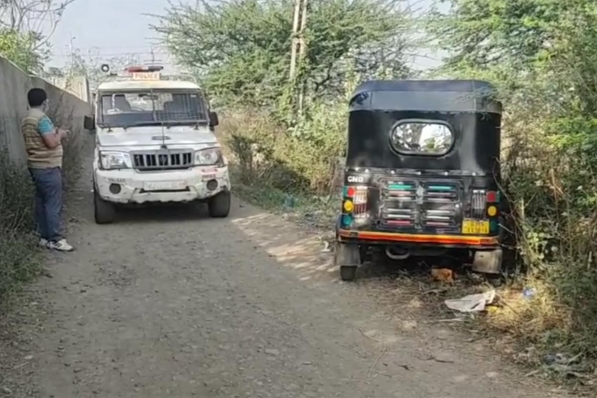 મહત્વપૂર્ણ છે કે વાપીના લવાછા વિસ્તારમાં રહેતો રિક્ષા ચાલક રોજિંદા વાપીથી સેલવાસ રોડ પર ટ્રીપ મારતો હતો. આજે ઘરેથી નીકળ્યાના દોઢ કલાક બાદ જ પરિવારજનોને તેની હત્યા થઇ હોવાની જાણ થઇ હતી. જે બાદમાં પરિવારજનો પણ તાત્કાલિક સ્થળ પર પહોંચ્યા હતા. મૃતક રિક્ષા ચાલક અખિલેશ પાલની તીક્ષ્ણ હથિયારોના ઘા ઝીંકી અને તેની જ રિક્ષાની આગળની સીટ હત્યા કરવામાં આવી હતી. મહત્વપૂર્ણ છે કે વાપીના લવાછા વિસ્તારમાં રહેતો રિક્ષા ચાલક રોજિંદા વાપીથી સેલવાસ રોડ પર ટ્રીપ મારતો હતો. આજે ઘરેથી નીકળ્યાના દોઢ કલાક બાદ જ પરિવારજનોને તેની હત્યા થઇ હોવાની જાણ થઇ હતી. જે બાદમાં પરિવારજનો પણ તાત્કાલિક સ્થળ પર પહોંચ્યા હતા. મૃતક રિક્ષા ચાલક અખિલેશ પાલની તીક્ષ્ણ હથિયારોના ઘા ઝીંકી અને તેની જ રિક્ષાની આગળની સીટ હત્યા કરવામાં આવી હતી.