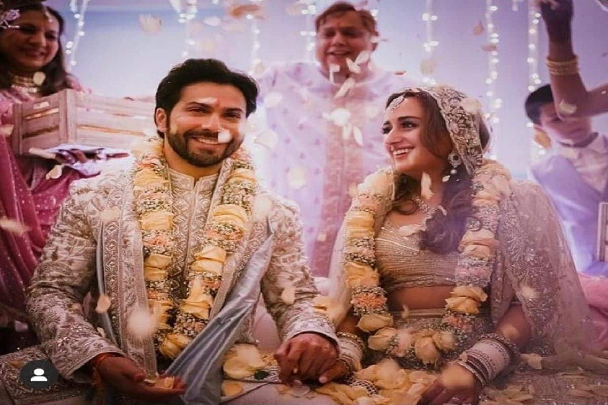 વરૂણ અને નતાશા બેઠા છે અને પરિવાર તેના પર ફૂલોની વર્ષા કરી રહ્યો છે. પિતા ડેવિડ ધવન પણ ફોટોમાં જોવા મળી રહ્યા છે અને બધા વરૂણ-નતાશાને આશીર્વાદ આપી રહ્યા છે. આ તસવીર ખૂબ વાયરલ થઈ રહી છે. વરૂણ અને નતાશા બેઠા છે અને પરિવાર તેના પર ફૂલોની વર્ષા કરી રહ્યો છે. પિતા ડેવિડ ધવન પણ ફોટોમાં જોવા મળી રહ્યા છે અને બધા વરૂણ-નતાશાને આશીર્વાદ આપી રહ્યા છે. આ તસવીર ખૂબ વાયરલ થઈ રહી છે.