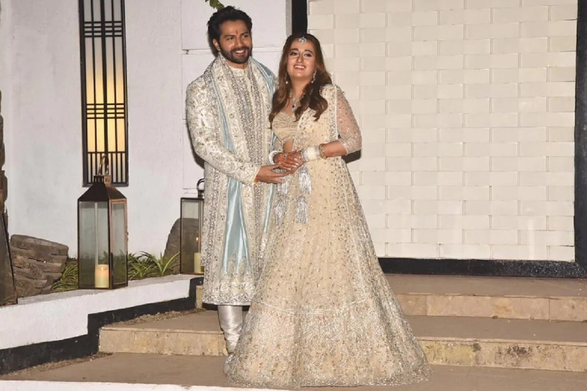 લગ્નમાં શામેલ થનારા ગેસ્ટનાં મોબાઇલ ફોન રાખવાની મંજૂરી નથી મળી. સાથે જ પરિવારનાં ફ્લેક્સ બોર્ડ્સ પણ હટાવી દીધા છે. જેથી કોઇ બહારનાં તસવીરો ક્લિક ન કરે. લગ્નમાં શામેલ થનારા ગેસ્ટનાં મોબાઇલ ફોન રાખવાની મંજૂરી નથી મળી. સાથે જ પરિવારનાં ફ્લેક્સ બોર્ડ્સ પણ હટાવી દીધા છે. જેથી કોઇ બહારનાં તસવીરો ક્લિક ન કરે.