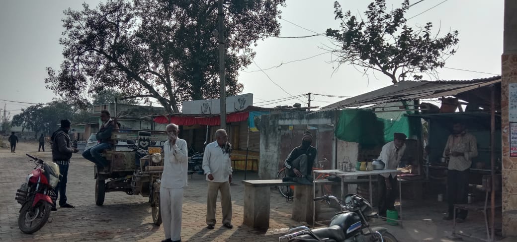 સમગ્ર મામલે ફરિયાદીએ ગોંડલ તાલુકા પોલીસને ફરિયાદમાં જણાવ્યા પ્રમાણે શુક્રવારના રોજ પોતે વાસાવડી નદી ખાતે કપડાં ધોઇ રહી હતી. આ સમયે વાસાવડી નદીમાં લાલુ ખાટકી તેની ગાડી ધોતો હતો. ત્યારે બપોરના આશરે સાડા ત્રણ વાગ્યે એક ગાડી પુલ ઉપરથી પસાર થતાં પુલ ઉપર ભરેલ પાણીના ખાડામાં થી મને પાણી ઉડયું હતું. સમગ્ર મામલે ફરિયાદીએ ગોંડલ તાલુકા પોલીસને ફરિયાદમાં જણાવ્યા પ્રમાણે શુક્રવારના રોજ પોતે વાસાવડી નદી ખાતે કપડાં ધોઇ રહી હતી. આ સમયે વાસાવડી નદીમાં લાલુ ખાટકી તેની ગાડી ધોતો હતો. ત્યારે બપોરના આશરે સાડા ત્રણ વાગ્યે એક ગાડી પુલ ઉપરથી પસાર થતાં પુલ ઉપર ભરેલ પાણીના ખાડામાં થી મને પાણી ઉડયું હતું.