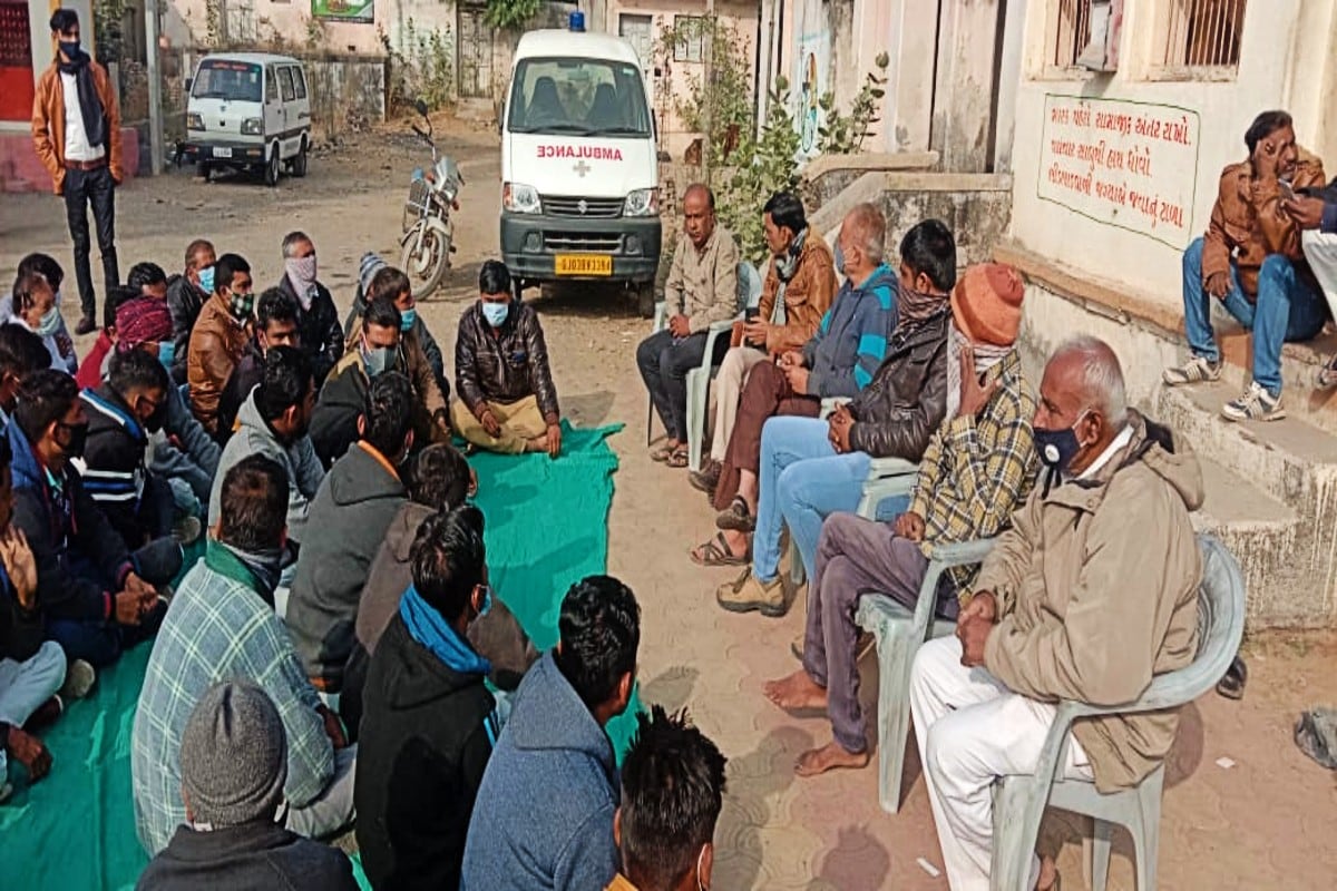 અંકિત પોપટ, રાજકોટ : ગોંડલના વાસાવડ ગામે નદીમાં કપડા ધોતી યુવતીને લુખ્ખા તત્વો દ્વારા માર મારવામાં આવી હોવાની ઘટના સામે આવી છે. જેના પગલે ગ્રામજનોમાં રોષ ભભૂકતા ગ્રામજનોએ વાસાવડ ગામ સ્વયંભુ બંધ રાખી વિરોધ પ્રદર્શિત કર્યો છે. અંકિત પોપટ, રાજકોટ : ગોંડલના વાસાવડ ગામે નદીમાં કપડા ધોતી યુવતીને લુખ્ખા તત્વો દ્વારા માર મારવામાં આવી હોવાની ઘટના સામે આવી છે. જેના પગલે ગ્રામજનોમાં રોષ ભભૂકતા ગ્રામજનોએ વાસાવડ ગામ સ્વયંભુ બંધ રાખી વિરોધ પ્રદર્શિત કર્યો છે.