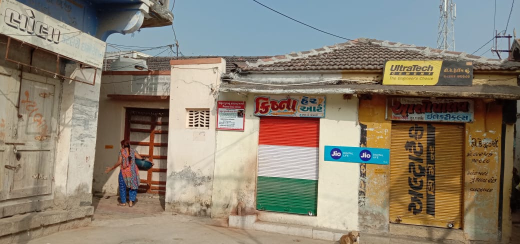 તો બીજી તરફ લાલુ ખાટકી નો ભાઈ ખાટકી પણ પોતાની eeco ગાડી લઈને ત્યાં આવેલો હતો. ત્યારે ગાડીમાંથી ઉતરીને તેને પણ મને જેમ ફાવે તેમ ભૂંડી ગાળો દેવા માંડ્યો હતો. આ સમયમાં મારો ભાઈ સચિન પડતી આવી જતા બન્ને ભાઈઓ ને ગાળો બોલવાની ના પાડી હતી. તો બીજી તરફ લાલુ ખાટકી નો ભાઈ ખાટકી પણ પોતાની eeco ગાડી લઈને ત્યાં આવેલો હતો. ત્યારે ગાડીમાંથી ઉતરીને તેને પણ મને જેમ ફાવે તેમ ભૂંડી ગાળો દેવા માંડ્યો હતો. આ સમયમાં મારો ભાઈ સચિન પડતી આવી જતા બન્ને ભાઈઓ ને ગાળો બોલવાની ના પાડી હતી.