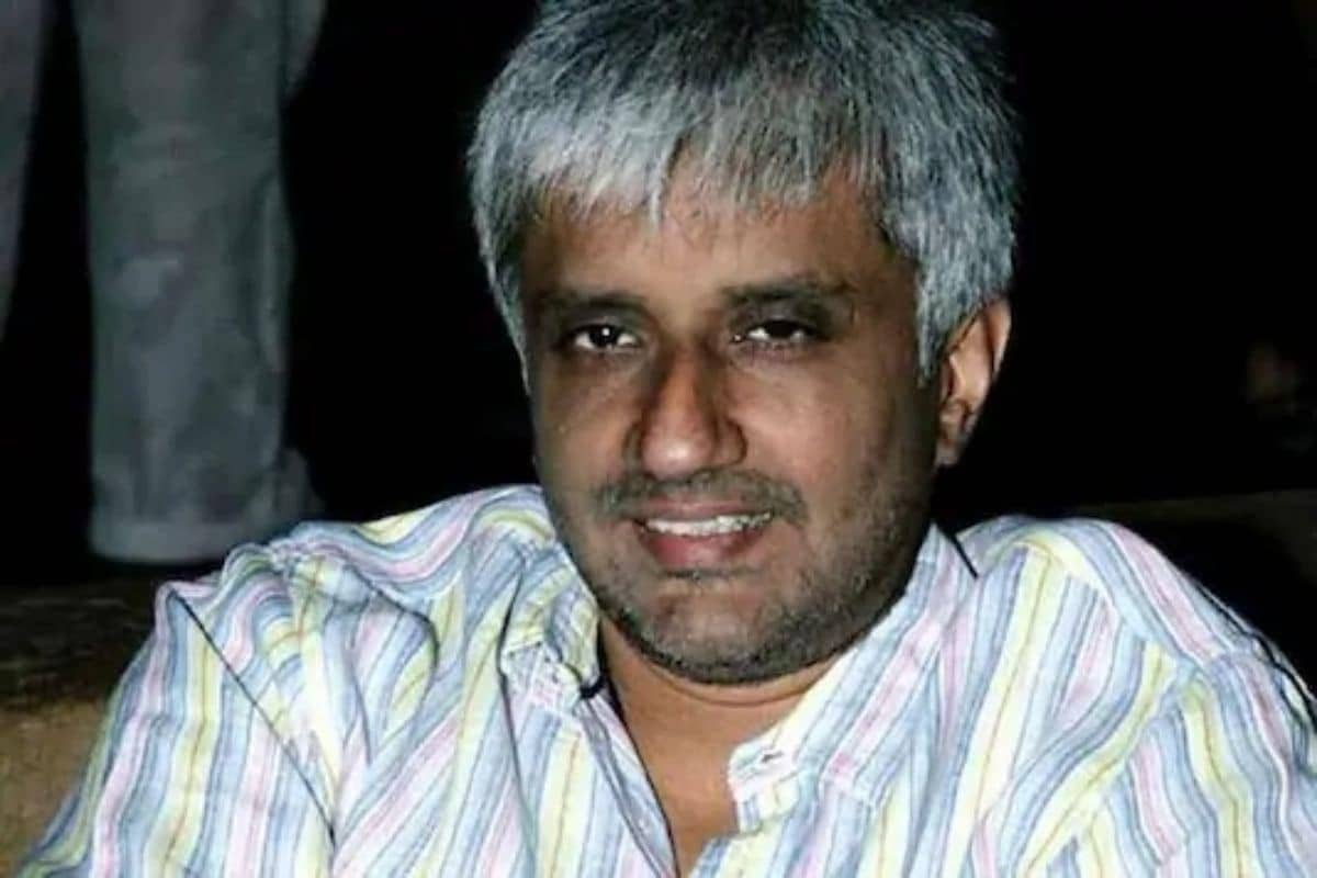 મુંબઈ: બોલિવુડ (Bollywood)માં હોરર સાથે બોલ્ડનેસનો સંગમ કરનારા ફિલ્મ મેકર વિક્રમ ભટ્ટ (Vikram Bhatt)નું નામ ઘણી અભિનેત્રીઓ સાથે જોડાઈ ચુક્યું છે. પણ કદાચ તમને નહી ખબર હોય કે એકવાર તો દિલ તૂટ્યા બાદ વિક્રમ ભટ્ટે આત્મહત્યાનો વિચાર પણ કરી લીધો હતો. બોલિવૂડમાં ઉત્કૃષ્ટ ફિલ્મો આપનારા વિક્રમ ભટ્ટના 52માં બર્થ ડે (Vikram Bhatt birthday) પર અમે તમને જણાવીશું તેમના જીવન સાથે જોડાયેલી કેટલીક રસપ્રદ વાતો. મુંબઈ: બોલિવુડ (Bollywood)માં હોરર સાથે બોલ્ડનેસનો સંગમ કરનારા ફિલ્મ મેકર વિક્રમ ભટ્ટ (Vikram Bhatt)નું નામ ઘણી અભિનેત્રીઓ સાથે જોડાઈ ચુક્યું છે. પણ કદાચ તમને નહી ખબર હોય કે એકવાર તો દિલ તૂટ્યા બાદ વિક્રમ ભટ્ટે આત્મહત્યાનો વિચાર પણ કરી લીધો હતો. બોલિવૂડમાં ઉત્કૃષ્ટ ફિલ્મો આપનારા વિક્રમ ભટ્ટના 52માં બર્થ ડે (Vikram Bhatt birthday) પર અમે તમને જણાવીશું તેમના જીવન સાથે જોડાયેલી કેટલીક રસપ્રદ વાતો.