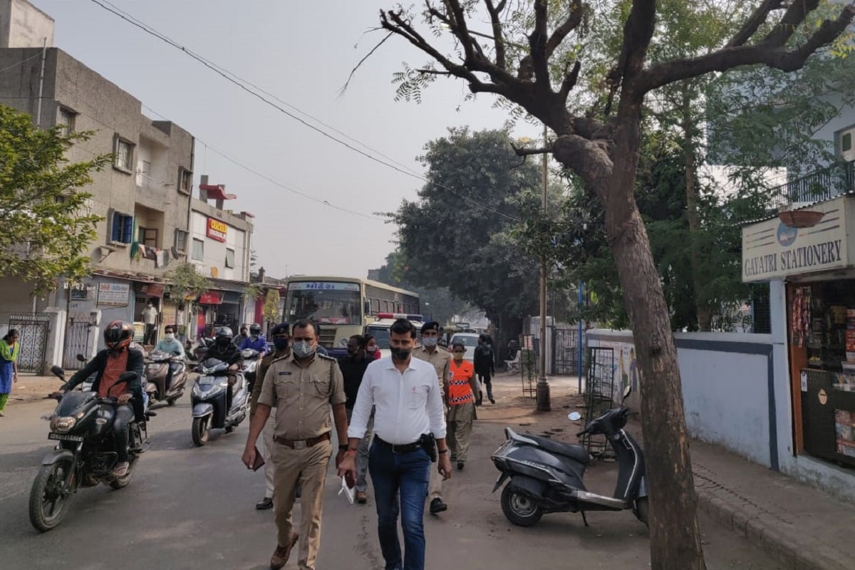 ખોખરા વિસ્તારમાં પોલીસે ફૂટ પેટ્રોલિંગ કર્યું હતું. એટલુ જ નહિ પોલીસે વિસ્તારના તમામ જ્વેલર્સના વેપારીઓ સાથે એક મિટિંગનું આયોજન કરીને તેમને કંઈ કંઈ બાબતોનું ધ્યાન રાખવું જોઈએ તે અંગેની જાણકારી આપવામાં આવી હતી. ખોખરા વિસ્તારમાં પોલીસે ફૂટ પેટ્રોલિંગ કર્યું હતું. એટલુ જ નહિ પોલીસે વિસ્તારના તમામ જ્વેલર્સના વેપારીઓ સાથે એક મિટિંગનું આયોજન કરીને તેમને કંઈ કંઈ બાબતોનું ધ્યાન રાખવું જોઈએ તે અંગેની જાણકારી આપવામાં આવી હતી.