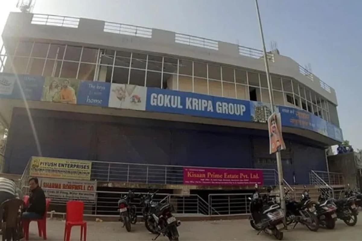 મળતી માહિતી પ્રમાણે આવક વેરા વિભાગે પાંચ દિવસમાં રાજસ્થાનના ત્રણ મોટા વેપારી ગ્રૂપ સિલ્વર આર્ટગ્રૂપ, ચોરડિયા ગ્રૂપ અને ગોકુલ કૃપા ગ્રૂપ ઉપર છાપો માર્યો હતો. આ રેડ દરમિયાન અહીંથી અત્યાર સુધીમાં 1750 કરોડ રૂપિયાના કાળા નાણાંનો ખુલાસો થયો હતો. કાર્યવાહી દરમિયાન સરાફા વેપારી પાસેથી 700 કરોડ રૂપિયાની સંપત્તિ મળી હતી. મળતી માહિતી પ્રમાણે આવક વેરા વિભાગે પાંચ દિવસમાં રાજસ્થાનના ત્રણ મોટા વેપારી ગ્રૂપ સિલ્વર આર્ટગ્રૂપ, ચોરડિયા ગ્રૂપ અને ગોકુલ કૃપા ગ્રૂપ ઉપર છાપો માર્યો હતો. આ રેડ દરમિયાન અહીંથી અત્યાર સુધીમાં 1750 કરોડ રૂપિયાના કાળા નાણાંનો ખુલાસો થયો હતો. કાર્યવાહી દરમિયાન સરાફા વેપારી પાસેથી 700 કરોડ રૂપિયાની સંપત્તિ મળી હતી.