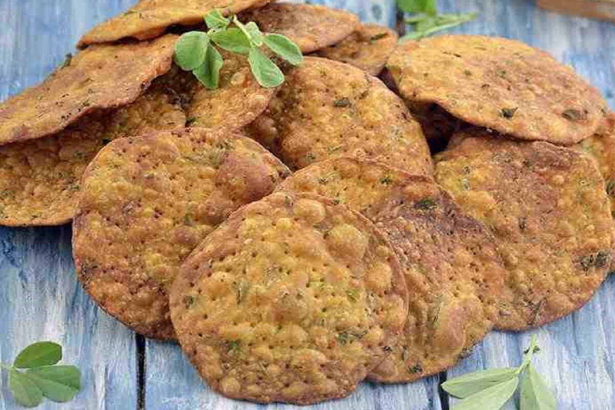 મોટી રોટલી જેવું વણીને ગોળ નાના કટરથી કાપવી. બધી પુરીને ગોળ શેપ આપો અને તેમાં કાંટા ચમચીથી થોડા કાણાં કરો. તમે નાની નાની પૂરી વણીને પણ તેમાં કાંણા પાડી શકો છે. જેથી તેલમાં તળો તો ફૂલે નહીં. એક પેનમાં તેલ ગરમ કરો અને તેલ ગરમ થયા પછી મીડિયમ ફ્લેમ પર તળી લો. આ રીતે તૈયાર થાય છે ટેસ્ટી અને ક્રિસ્પી મેથીની પૂરી તૈયાર છે. આ પુરી તમે ચા સાથે અથવા એકલી પણ ખાઈ શકો છો. મોટી રોટલી જેવું વણીને ગોળ નાના કટરથી કાપવી. બધી પુરીને ગોળ શેપ આપો અને તેમાં કાંટા ચમચીથી થોડા કાણાં કરો. તમે નાની નાની પૂરી વણીને પણ તેમાં કાંણા પાડી શકો છે. જેથી તેલમાં તળો તો ફૂલે નહીં. એક પેનમાં તેલ ગરમ કરો અને તેલ ગરમ થયા પછી મીડિયમ ફ્લેમ પર તળી લો. આ રીતે તૈયાર થાય છે ટેસ્ટી અને ક્રિસ્પી મેથીની પૂરી તૈયાર છે. આ પુરી તમે ચા સાથે અથવા એકલી પણ ખાઈ શકો છો.