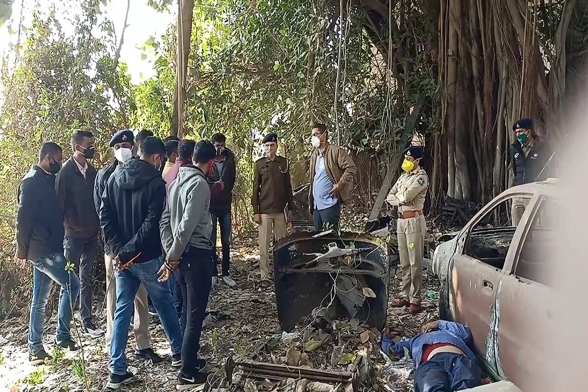 કિંજલ કારસરીયા, જામનગર : જામનગરમાં મોટા બહેનને ગળે ટૂંપો આપીને મારી નાખ્યા બાદ ભાઈએ પણ ઝેરી દવા પીને હાથની નસો કાપી આપઘાત કરી લીધાની ઘટના સામે આવી છે. મહાનગર પાલિકામાં હાઉસટેક્સમાં નોકરી કરતાં વુદ્ધે આપઘાત પહેલા લખેલી સુસાઈડ નોટ સામે આવતા આ સમગ્ર મામલો સામે આવ્યો છે. કિંજલ કારસરીયા, જામનગર : જામનગરમાં મોટા બહેનને ગળે ટૂંપો આપીને મારી નાખ્યા બાદ ભાઈએ પણ ઝેરી દવા પીને હાથની નસો કાપી આપઘાત કરી લીધાની ઘટના સામે આવી છે. મહાનગર પાલિકામાં હાઉસટેક્સમાં નોકરી કરતાં વુદ્ધે આપઘાત પહેલા લખેલી સુસાઈડ નોટ સામે આવતા આ સમગ્ર મામલો સામે આવ્યો છે.