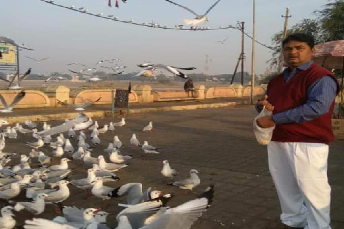 જામનગર શહેરમાં આવેલા રામેશ્વરનગરમાં વૃદ્ધ મહિલા અને તેના વૃદ્ધ ભાઈ રહેતા હતા. અપરણિત વૃદ્ધ ભાઈ-બહેનની 17 કલાકના અંતરમાં લાશો મળી આવતા ભારે ખળભળાટ મચી જવા પામ્યો હતો. પોલીસને પ્રથમ તો આ બનાવ આપઘાતનો લાગ્યો હતો પરંતુ ભાઈ પાસેથી મળેલી સુસાઈડ નોટ અને પોસ્ટમોર્ટમ થતાં મોટો ઘટસ્ફોટ થયો છે. વૃદ્ધ ભાઈએ પ્રથમ તેની બહેનને ગળે ટૂંપો આપી મારી નાખી હતી બાદમાં પોતે પણ તળાવની પાળ નજીક આવેલ જૂની આર.ટી.ઓ. નજીક ઝેરી દવા પી બન્ને હાથોની નસો કાપી આપઘાત કરી લીધો હતો. આ ઘટનાને પગલે ASP નિતેષ પાંડેય સહિતનો પોલીસ કાફલો ઘટના સ્થળે દોડી ગયો હતો. પોલીસે ઊંડાણપૂર્વકની તપાસ કરતાં સુસાઈડ નોટ પોલીસને હાથ લગતા ઘટસ્ફોટ થયો હતો જામનગર શહેરમાં આવેલા રામેશ્વરનગરમાં વૃદ્ધ મહિલા અને તેના વૃદ્ધ ભાઈ રહેતા હતા. અપરણિત વૃદ્ધ ભાઈ-બહેનની 17 કલાકના અંતરમાં લાશો મળી આવતા ભારે ખળભળાટ મચી જવા પામ્યો હતો. પોલીસને પ્રથમ તો આ બનાવ આપઘાતનો લાગ્યો હતો પરંતુ ભાઈ પાસેથી મળેલી સુસાઈડ નોટ અને પોસ્ટમોર્ટમ થતાં મોટો ઘટસ્ફોટ થયો છે. વૃદ્ધ ભાઈએ પ્રથમ તેની બહેનને ગળે ટૂંપો આપી મારી નાખી હતી બાદમાં પોતે પણ તળાવની પાળ નજીક આવેલ જૂની આર.ટી.ઓ. નજીક ઝેરી દવા પી બન્ને હાથોની નસો કાપી આપઘાત કરી લીધો હતો. આ ઘટનાને પગલે ASP નિતેષ પાંડેય સહિતનો પોલીસ કાફલો ઘટના સ્થળે દોડી ગયો હતો. પોલીસે ઊંડાણપૂર્વકની તપાસ કરતાં સુસાઈડ નોટ પોલીસને હાથ લગતા ઘટસ્ફોટ થયો હતો