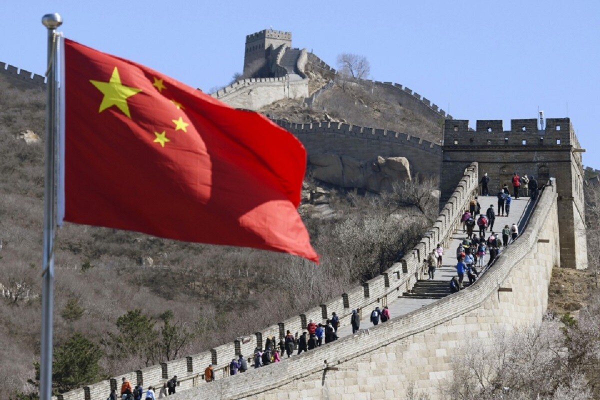 બીજિંગ : ચીન (China) ભલે પોતાની કોરોના વેક્સીનને લઈને દુનિયાભરમાં ડંકો વગાડી રહ્યું હોય પણ એક ચીની ડોક્ટરે જિનપિંગ સરકારની પોલ ખોલી નાખી છે. ચીનના ડોક્ટર તાઓ લિનાએ (Tao Lina)દાવો કર્યો છે કે ચીનમાં બનેલી સાઇનોફાર્માની વેક્સીન (Sinopharm COVID-19 vaccine)દુનિયામાં સૌથી વધારે અસુરક્ષિત છે અને તેનાથી 73થી વધારે સાઇડ ઇફેક્ટ થવાની સંભાવના છે. ડોક્ટર તાઓના મતે ચીને વેક્સીનના ટ્રાયલ પૂરા કર્યા નથી અને તેના ઘણા ખતરનાક સાઇડ ઇફેક્ટ છે. જોકે ચીની સરકારના દબાણ પછી ડોક્ટર તાઓએ પોતાનું નિવેદન પાછું લેવું પડ્યું હતું. (પ્રતિકાત્મક તસવીર) બીજિંગ : ચીન (China) ભલે પોતાની કોરોના વેક્સીનને લઈને દુનિયાભરમાં ડંકો વગાડી રહ્યું હોય પણ એક ચીની ડોક્ટરે જિનપિંગ સરકારની પોલ ખોલી નાખી છે. ચીનના ડોક્ટર તાઓ લિનાએ (Tao Lina)દાવો કર્યો છે કે ચીનમાં બનેલી સાઇનોફાર્માની વેક્સીન (Sinopharm COVID-19 vaccine)દુનિયામાં સૌથી વધારે અસુરક્ષિત છે અને તેનાથી 73થી વધારે સાઇડ ઇફેક્ટ થવાની સંભાવના છે. ડોક્ટર તાઓના મતે ચીને વેક્સીનના ટ્રાયલ પૂરા કર્યા નથી અને તેના ઘણા ખતરનાક સાઇડ ઇફેક્ટ છે. જોકે ચીની સરકારના દબાણ પછી ડોક્ટર તાઓએ પોતાનું નિવેદન પાછું લેવું પડ્યું હતું. (પ્રતિકાત્મક તસવીર)