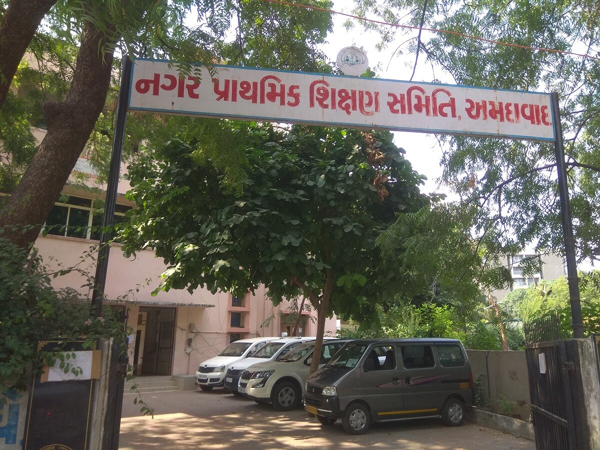 આ ઉપરાંત સ્કૂલ બોર્ડે કોરોનામાં ફરજ બજાવનાર 1500 જેટલા શિક્ષકોની યાદી પણ વેકસીનેશન માટે મોકલવામાં આવી છે. આ અંગે મ્યુનિસિપલ સ્કૂલબોર્ડના ચેરમેન ધીરેનસિંગ તોમરએ જણાવ્યું કે, AMCના આરોગ્ય વિભાગ દ્વારા અમારી પાસે શાળાઓની યાદી માગવામા આવી હતી. જેથી સ્કૂલબોર્ડ સંચાલિત 400 શાળાઓની યાદી સોંપી છે. જ્યારે લોકોને રસી આપવાની થશે ત્યારે શાળાઓની જરૂર પડશે અને હાલમાં કોરોનાને લઈ સ્કૂલબોર્ડની પ્રાથમિક શાળાઓ બંધ છે. રસી લેવા માટે લોકોને નજીકનું સ્થળ પણ મળી રહે તેને લઈ શાળાઓમાં આ વ્યવસ્થા ગોઠવાય તેવી તંત્રની તૈયારી છે. આ ઉપરાંત સ્કૂલ બોર્ડે કોરોનામાં ફરજ બજાવનાર 1500 જેટલા શિક્ષકોની યાદી પણ વેકસીનેશન માટે મોકલવામાં આવી છે. આ અંગે મ્યુનિસિપલ સ્કૂલબોર્ડના ચેરમેન ધીરેનસિંગ તોમરએ જણાવ્યું કે, AMCના આરોગ્ય વિભાગ દ્વારા અમારી પાસે શાળાઓની યાદી માગવામા આવી હતી. જેથી સ્કૂલબોર્ડ સંચાલિત 400 શાળાઓની યાદી સોંપી છે. જ્યારે લોકોને રસી આપવાની થશે ત્યારે શાળાઓની જરૂર પડશે અને હાલમાં કોરોનાને લઈ સ્કૂલબોર્ડની પ્રાથમિક શાળાઓ બંધ છે. રસી લેવા માટે લોકોને નજીકનું સ્થળ પણ મળી રહે તેને લઈ શાળાઓમાં આ વ્યવસ્થા ગોઠવાય તેવી તંત્રની તૈયારી છે.