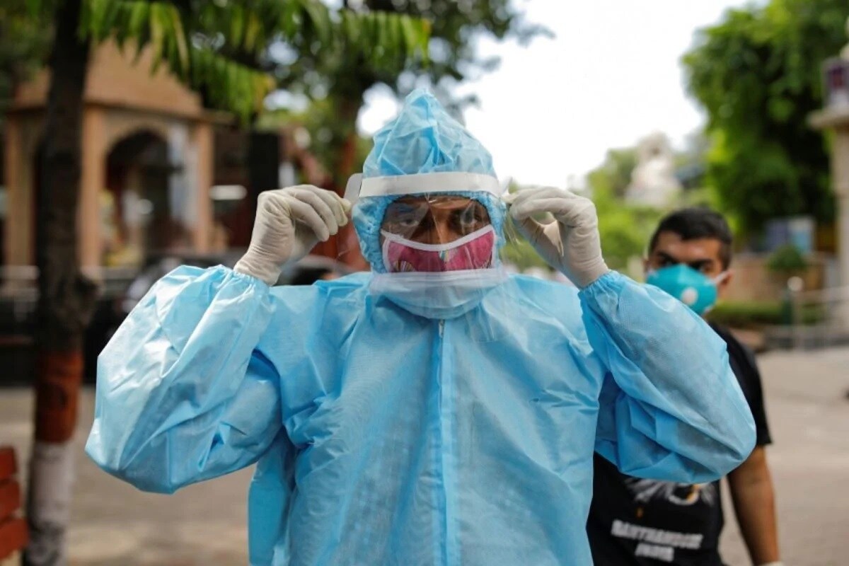 ગુજરાતમાં 24 કલાકમાં કોરોના વાયરસના (Coronavirus)નવા 275 કેસ નોંધાયા છે. જેની સામે 430 દર્દીઓ સાજા થયા છે. છેલ્લા 24 કલાકમાં રાજ્યમાં કોવિડ-19 (Covid19)ના કારણે એક દર્દીનું મોત થયું છે. રાજ્યમાં કુલ મૃત્યુઆંક 4392 થયો છે. રાજ્યમાં સાજા થવાનો દર 97.26 ટકા છે. રાજયમાં આજે 33,642 વ્યક્તિઓને કોરોનાની રસી (corona vaccination) આપવામાં આવી છે. અત્યાર સુધીમાં કુલ 4,53,161 વ્યક્તિઓનું રસીકરણ થયું છે. (પ્રતીકાત્મક તસવીર) ગુજરાતમાં 24 કલાકમાં કોરોના વાયરસના (Coronavirus)નવા 275 કેસ નોંધાયા છે. જેની સામે 430 દર્દીઓ સાજા થયા છે. છેલ્લા 24 કલાકમાં રાજ્યમાં કોવિડ-19 (Covid19)ના કારણે એક દર્દીનું મોત થયું છે. રાજ્યમાં કુલ મૃત્યુઆંક 4392 થયો છે. રાજ્યમાં સાજા થવાનો દર 97.26 ટકા છે. રાજયમાં આજે 33,642 વ્યક્તિઓને કોરોનાની રસી (corona vaccination) આપવામાં આવી છે. અત્યાર સુધીમાં કુલ 4,53,161 વ્યક્તિઓનું રસીકરણ થયું છે. (પ્રતીકાત્મક તસવીર)