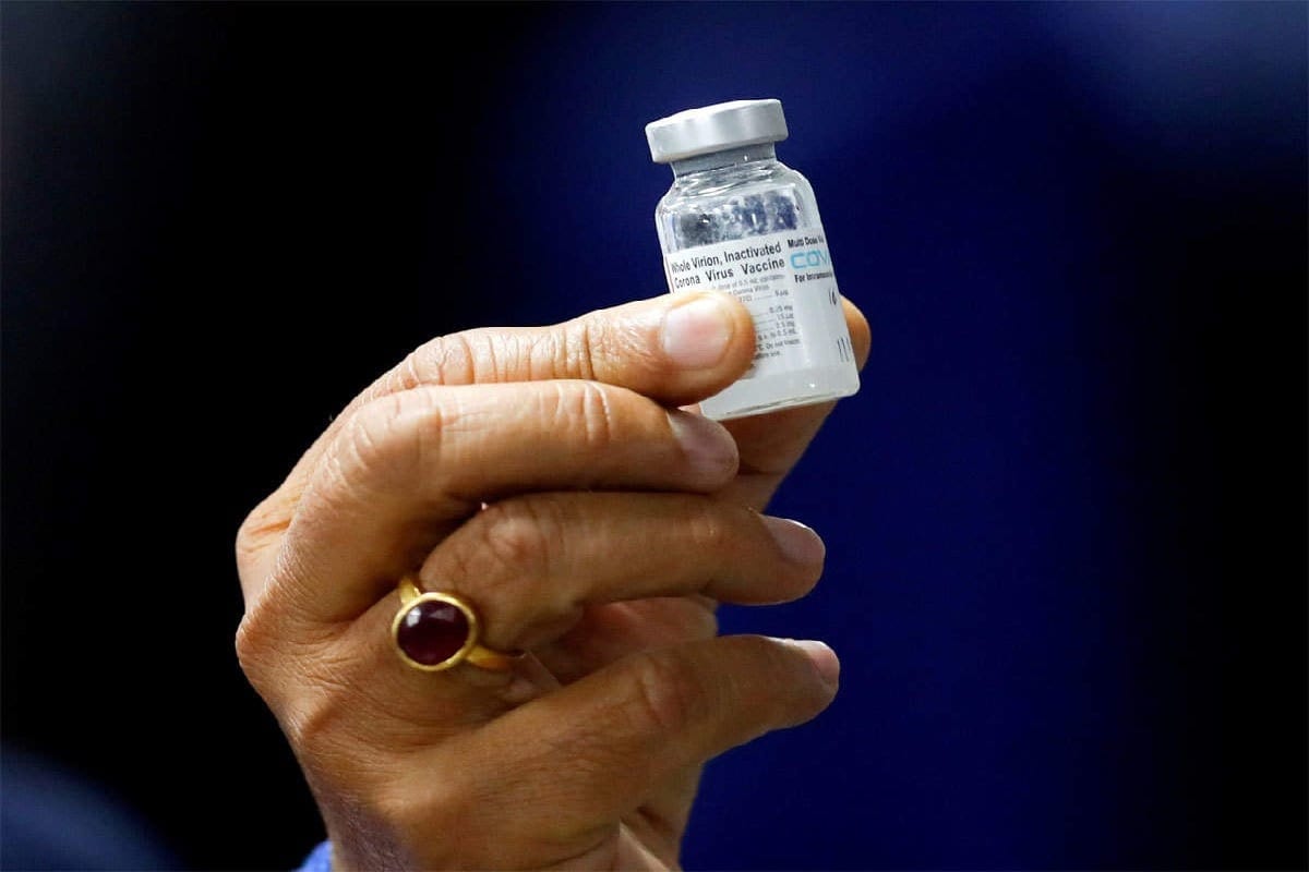 Covid Vaccine Update: ભારત બાયોટેક (Bharat Biotech)ની કોવિડ-19 વેક્સીન કોવેક્સીન (Covaxin)ને ડ્રગ કન્ટ્રોલર ઓફ ઈન્ડિયા (DCGI)ની ઇમરજન્સી ઉપયોગની મંજૂરી મળ્યા બાદ અનેક લોકો તેની ટીકા કરી રહ્યાછે. તેની સુરક્ષા, પ્રભાવશીલતા અને ડેટા પર પારદર્શિતાને લઈને અનેક સવાલ ઉઠાવવામાં આવ્યા છે. આ દરમિયાન ભારત બાયોટેક ના ચેરમેન અને મેનેજિંગ ડાયરેક્ટર કૃષ્ણા એલ્લાએ કહ્યું કે, કોવેક્સીન 200 ટકા સુરક્ષિત છે, અમને વેક્સીન બનાવવાનો અનુભવ છે અને અમે વિજ્ઞાનને ગંભીરતાથી લઈએ છીએ. સાઇડ ઇફેક્ટને લઈને કંપનીએ કહ્યું કે જો કોઈ ઇમ્યૂનો કોમ્પ્રોમાઇઝ્ડ છે કે પછી કોઈને પહેલાથી કોઈ બીમારી છે અને દવા ચાલી રહી છે તો એવા લોકો હાલ કોવેક્સીન ન લે. ભારત બાયોટેકે કોવેક્સીનની વિગતવાર ફેક્ટશીટમાં જાણકારી આપી છે. (પ્રતીકાત્મક તસવીર) Covid Vaccine Update: ભારત બાયોટેક (Bharat Biotech)ની કોવિડ-19 વેક્સીન કોવેક્સીન (Covaxin)ને ડ્રગ કન્ટ્રોલર ઓફ ઈન્ડિયા (DCGI)ની ઇમરજન્સી ઉપયોગની મંજૂરી મળ્યા બાદ અનેક લોકો તેની ટીકા કરી રહ્યાછે. તેની સુરક્ષા, પ્રભાવશીલતા અને ડેટા પર પારદર્શિતાને લઈને અનેક સવાલ ઉઠાવવામાં આવ્યા છે. આ દરમિયાન ભારત બાયોટેક ના ચેરમેન અને મેનેજિંગ ડાયરેક્ટર કૃષ્ણા એલ્લાએ કહ્યું કે, કોવેક્સીન 200 ટકા સુરક્ષિત છે, અમને વેક્સીન બનાવવાનો અનુભવ છે અને અમે વિજ્ઞાનને ગંભીરતાથી લઈએ છીએ. સાઇડ ઇફેક્ટને લઈને કંપનીએ કહ્યું કે જો કોઈ ઇમ્યૂનો કોમ્પ્રોમાઇઝ્ડ છે કે પછી કોઈને પહેલાથી કોઈ બીમારી છે અને દવા ચાલી રહી છે તો એવા લોકો હાલ કોવેક્સીન ન લે. ભારત બાયોટેકે કોવેક્સીનની વિગતવાર ફેક્ટશીટમાં જાણકારી આપી છે. (પ્રતીકાત્મક તસવીર)