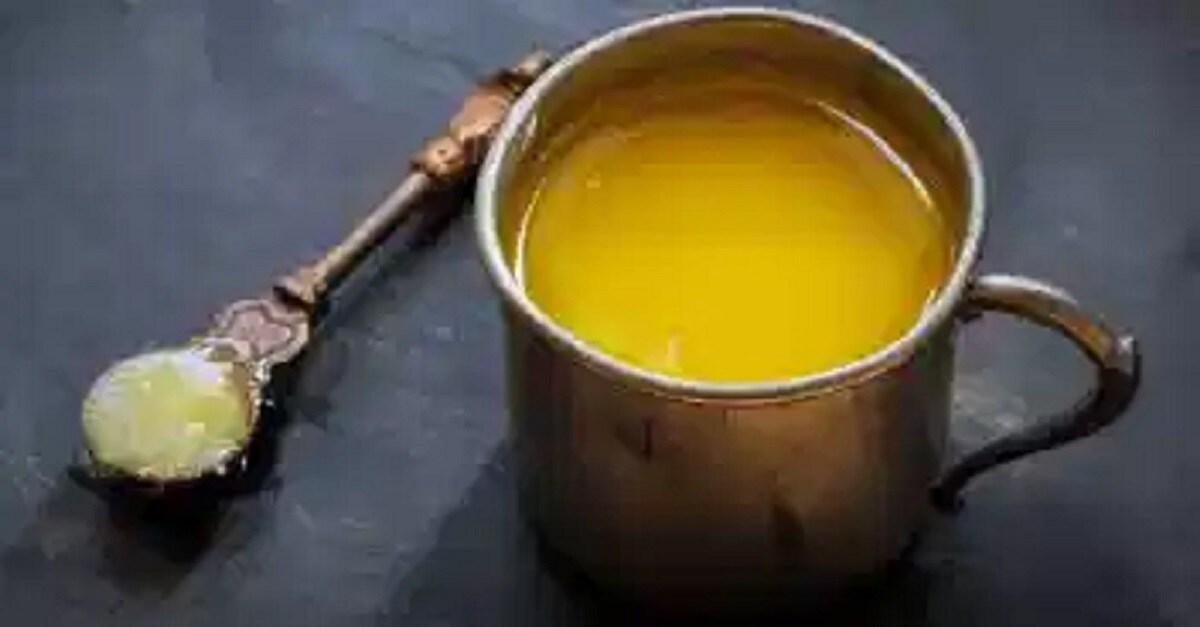 જો એડીઓ વધારે ફાટી ગઇ હોય તો એક ચમચી ઘી અને મીણ લો. તેને ગરમ કરો. પછી રૂના પૂમળાં દ્વારા એક-એક ટીપું એડીઓની તિરાડોમાં ટપકાવો. શરૂઆતમાં થોડીક બળતરા થશે. પણ આ અકસીર ઉપાય છે. જો એડીઓ વધારે ફાટી ગઇ હોય તો એક ચમચી ઘી અને મીણ લો. તેને ગરમ કરો. પછી રૂના પૂમળાં દ્વારા એક-એક ટીપું એડીઓની તિરાડોમાં ટપકાવો. શરૂઆતમાં થોડીક બળતરા થશે. પણ આ અકસીર ઉપાય છે.