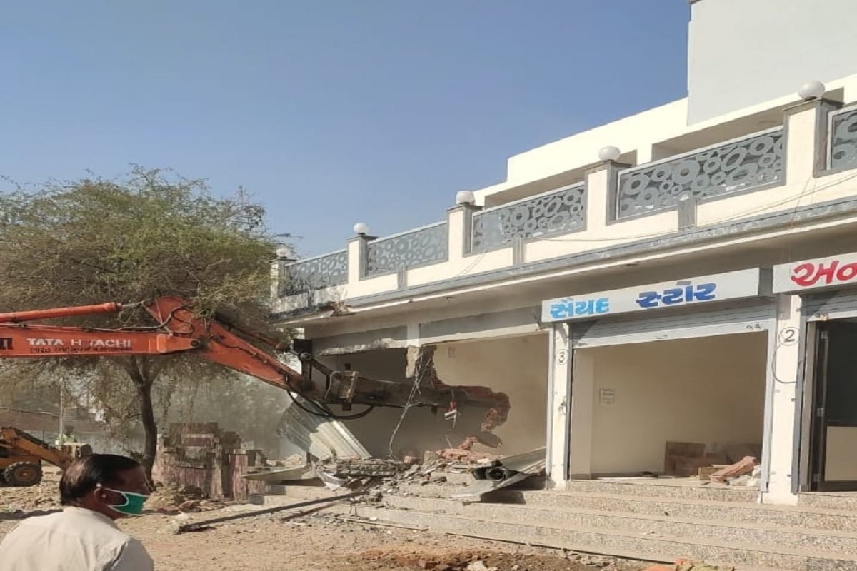 અને બાંધકામ સીલ કરી આગળની કામગીરી અટકાવી હતી આજ રોજ એએમસી એસ્ટેટ વિભાગ દ્વારા સરખેજ પોલીસ સ્ટેશન બંદોબસ્ત સાથે બિન પરવાનગી જેમા ૭૪ જેટલા યુનિટ રો હાઉસ પ્રકાર અને વાણિજ્ય દુકાન પ્રકારના ૧૫ યુનિટ અંદાજીત ૫૪ , ૧૧૩ ચો ફુટ ક્ષેત્રફળ વાળા પાકા બાંધકામ દુર કરવાની કામગીરી હાથ ધરાઇ હતી. અને બાંધકામ સીલ કરી આગળની કામગીરી અટકાવી હતી આજ રોજ એએમસી એસ્ટેટ વિભાગ દ્વારા સરખેજ પોલીસ સ્ટેશન બંદોબસ્ત સાથે બિન પરવાનગી જેમા ૭૪ જેટલા યુનિટ રો હાઉસ પ્રકાર અને વાણિજ્ય દુકાન પ્રકારના ૧૫ યુનિટ અંદાજીત ૫૪ , ૧૧૩ ચો ફુટ ક્ષેત્રફળ વાળા પાકા બાંધકામ દુર કરવાની કામગીરી હાથ ધરાઇ હતી.