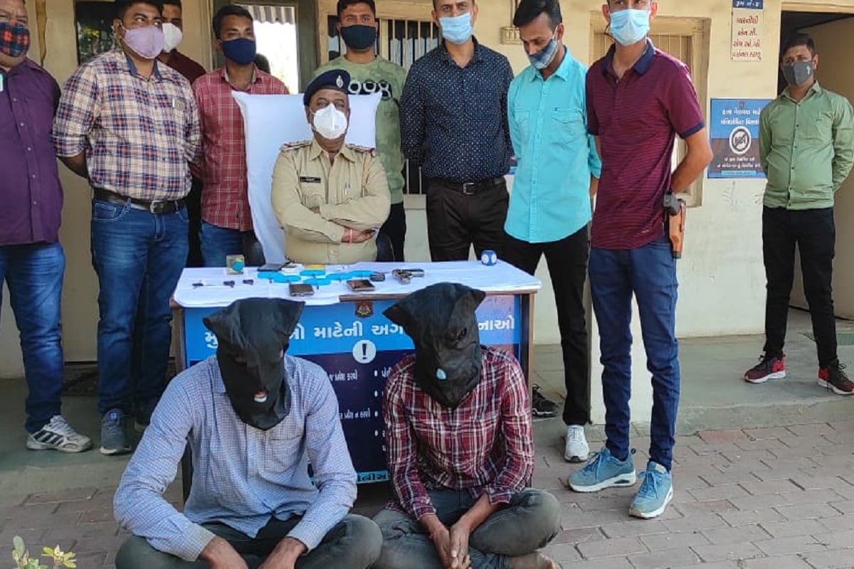 સંજય ટાંક, અમદાવાદ : શહેરની વાસણા પોલીસે પેટ્રોલિંગ દરમિયાન બાતમીના આધારે બે કુખ્યાત આરોપીને ઝડપી લઈ આંતરરાજ્ય ચોરી ટોળકીના વિવિધ ગુનાઓનો પર્દાફાશ કર્યો છે. ગુજરાત ઉપરાંત રાજસ્થાન, મધ્યપ્રદેશ અને ઉત્તરપ્રદેશમાં આ આરોપીઓએ આચરેલા ગુના અને તેમની ચોરીની મોડસ ઓપરેન્ડી જાણીને ખુદ પોલીસ પણ ચોંકી ઉઠી છે. હાલ પોલીસએ આ બંને આરોપી વિરુદ્ધ ગુનો નોંધી વધુ તપાસ શરૂ કરી છે. સંજય ટાંક, અમદાવાદ : શહેરની વાસણા પોલીસે પેટ્રોલિંગ દરમિયાન બાતમીના આધારે બે કુખ્યાત આરોપીને ઝડપી લઈ આંતરરાજ્ય ચોરી ટોળકીના વિવિધ ગુનાઓનો પર્દાફાશ કર્યો છે. ગુજરાત ઉપરાંત રાજસ્થાન, મધ્યપ્રદેશ અને ઉત્તરપ્રદેશમાં આ આરોપીઓએ આચરેલા ગુના અને તેમની ચોરીની મોડસ ઓપરેન્ડી જાણીને ખુદ પોલીસ પણ ચોંકી ઉઠી છે. હાલ પોલીસએ આ બંને આરોપી વિરુદ્ધ ગુનો નોંધી વધુ તપાસ શરૂ કરી છે.