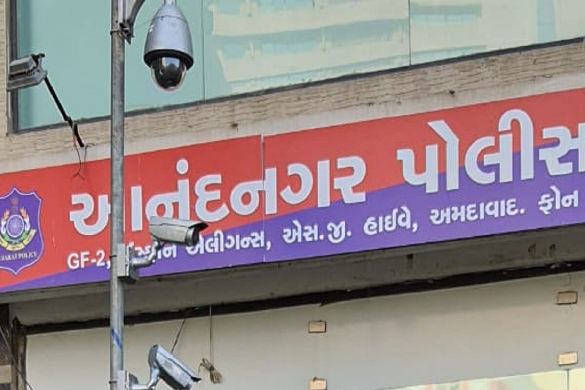 અમદાવાદમાંમાં ચોર અને લૂંટારુ દિવસેને દિવસે પોલીસને પડકાર ફેકી રહ્યા હોય તેમ લાગી રહ્યું છે. સોનાના વેપારીઓ લૂંટાયા બાદ નાની મોટી ઘરફોડ કે વાહનોની ચોરી થતી હોવાની ઘટનાઓ દિવસને દિવસે સામે આવી રહી છે ત્યારે ચોરે આનંદનગર વિસ્તારમાંથી શબવાહિનીની ચોરી કરી ને હદ કરી નાખી હતી. પ્રહલાદનગર ફાયર સ્ટેશનમાં પાર્ક કરેલી 30 લાખની શબવાહિની ચોરીને ફરાર થઈ ગયો હતો. પ્રહલાદનગર ખાતે 24 કલાક કાર્યરત ફાયર સ્ટેશનમાં પાર્ક કરેલ શબવાહિની ચોરી થઇ જતા ફાયર અને સ્થાનિક પોલીસનો સ્ટાફ દોડતો થઇ ગયો હતો અને નજીકના સીસીટીવીમાં પણ ચોર શબવાહિની લઈ ને જતો નજરે પડ્યો હતો. કલાકોમાં જ ચોરાયેલ શબવાહિની માનસી સર્કલ નજીકથી બિનવારસી હાલતમાં મળી આવી હતી. અમદાવાદમાંમાં ચોર અને લૂંટારુ દિવસેને દિવસે પોલીસને પડકાર ફેકી રહ્યા હોય તેમ લાગી રહ્યું છે. સોનાના વેપારીઓ લૂંટાયા બાદ નાની મોટી ઘરફોડ કે વાહનોની ચોરી થતી હોવાની ઘટનાઓ દિવસને દિવસે સામે આવી રહી છે ત્યારે ચોરે આનંદનગર વિસ્તારમાંથી શબવાહિનીની ચોરી કરી ને હદ કરી નાખી હતી. પ્રહલાદનગર ફાયર સ્ટેશનમાં પાર્ક કરેલી 30 લાખની શબવાહિની ચોરીને ફરાર થઈ ગયો હતો. પ્રહલાદનગર ખાતે 24 કલાક કાર્યરત ફાયર સ્ટેશનમાં પાર્ક કરેલ શબવાહિની ચોરી થઇ જતા ફાયર અને સ્થાનિક પોલીસનો સ્ટાફ દોડતો થઇ ગયો હતો અને નજીકના સીસીટીવીમાં પણ ચોર શબવાહિની લઈ ને જતો નજરે પડ્યો હતો. કલાકોમાં જ ચોરાયેલ શબવાહિની માનસી સર્કલ નજીકથી બિનવારસી હાલતમાં મળી આવી હતી.