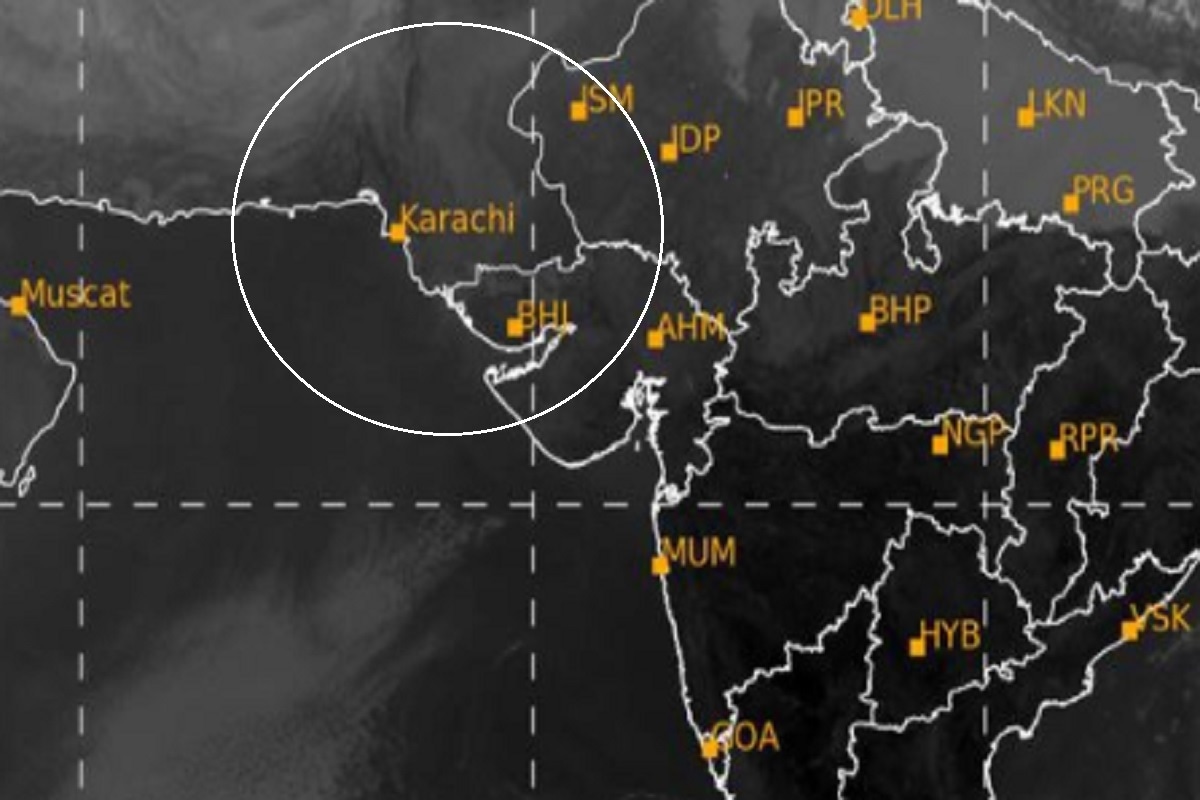 અમદાવાદમાં (Ahmedabad) શનિવારે વહેલી સવારે ધૂમ્મસભર્યું વાતાવરણસ થયું હતું અને રવિવારે પણ ઠંડક લાગી રહી છે. ત્યારે હવામાન વિભાગે (forecast department) આગામી ચાર દિવસ દરમિયાન રાજ્યભરમાં (Gujarat) કડકડતી ઠંડી (cold update) પડવાની આગાહી કરી છે. હવામાન વિભાગની આગાહી પ્રમાણે, ભારત-પાકિસ્તાન સરહદ પર વેસ્ટર્ન ડિસ્ટર્બન્સની સાથે સાયક્લોનિક સરક્યુલેશન સક્રિય થયું છે. જેના કારણે આગામી ચારથી પાંચ દિવસ દરમિયાન અમદાવાદ સહિત મોટાભાગના શહેરોમાં ઠંડીનો પારો 4 ડિગ્રી સુધી ગગડવાની શક્યતા છે. અમદાવાદમાં (Ahmedabad) શનિવારે વહેલી સવારે ધૂમ્મસભર્યું વાતાવરણસ થયું હતું અને રવિવારે પણ ઠંડક લાગી રહી છે. ત્યારે હવામાન વિભાગે (forecast department) આગામી ચાર દિવસ દરમિયાન રાજ્યભરમાં (Gujarat) કડકડતી ઠંડી (cold update) પડવાની આગાહી કરી છે. હવામાન વિભાગની આગાહી પ્રમાણે, ભારત-પાકિસ્તાન સરહદ પર વેસ્ટર્ન ડિસ્ટર્બન્સની સાથે સાયક્લોનિક સરક્યુલેશન સક્રિય થયું છે. જેના કારણે આગામી ચારથી પાંચ દિવસ દરમિયાન અમદાવાદ સહિત મોટાભાગના શહેરોમાં ઠંડીનો પારો 4 ડિગ્રી સુધી ગગડવાની શક્યતા છે.