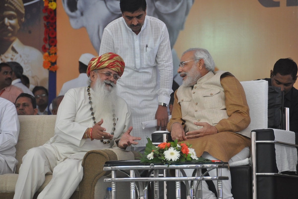 કિંજલ કારસરીયા, જામનગર : વડાપ્રધાન નરેન્દ્ર મોદી ગણતંત્ર દિવસે પહેરેલી પાઘડીને લઈને ફરી ચર્ચામાં આવ્યા છે. જામનગરના રાજવી પરિવાર દ્વારા ભેટ અપાયેલી હાલારી પાઘડી જામનગરના વિક્રમસિંહ જાડેજાએ બનાવી છે. દિલ્હીમાં 72માં પ્રજાસત્તાક પર્વની ઉજવણીમાં વડાપ્રધાન મોદીએ પહેરેલી પાઘડીની ચર્ચામાં થઇ રહી છે. કિંજલ કારસરીયા, જામનગર : વડાપ્રધાન નરેન્દ્ર મોદી ગણતંત્ર દિવસે પહેરેલી પાઘડીને લઈને ફરી ચર્ચામાં આવ્યા છે. જામનગરના રાજવી પરિવાર દ્વારા ભેટ અપાયેલી હાલારી પાઘડી જામનગરના વિક્રમસિંહ જાડેજાએ બનાવી છે. દિલ્હીમાં 72માં પ્રજાસત્તાક પર્વની ઉજવણીમાં વડાપ્રધાન મોદીએ પહેરેલી પાઘડીની ચર્ચામાં થઇ રહી છે.