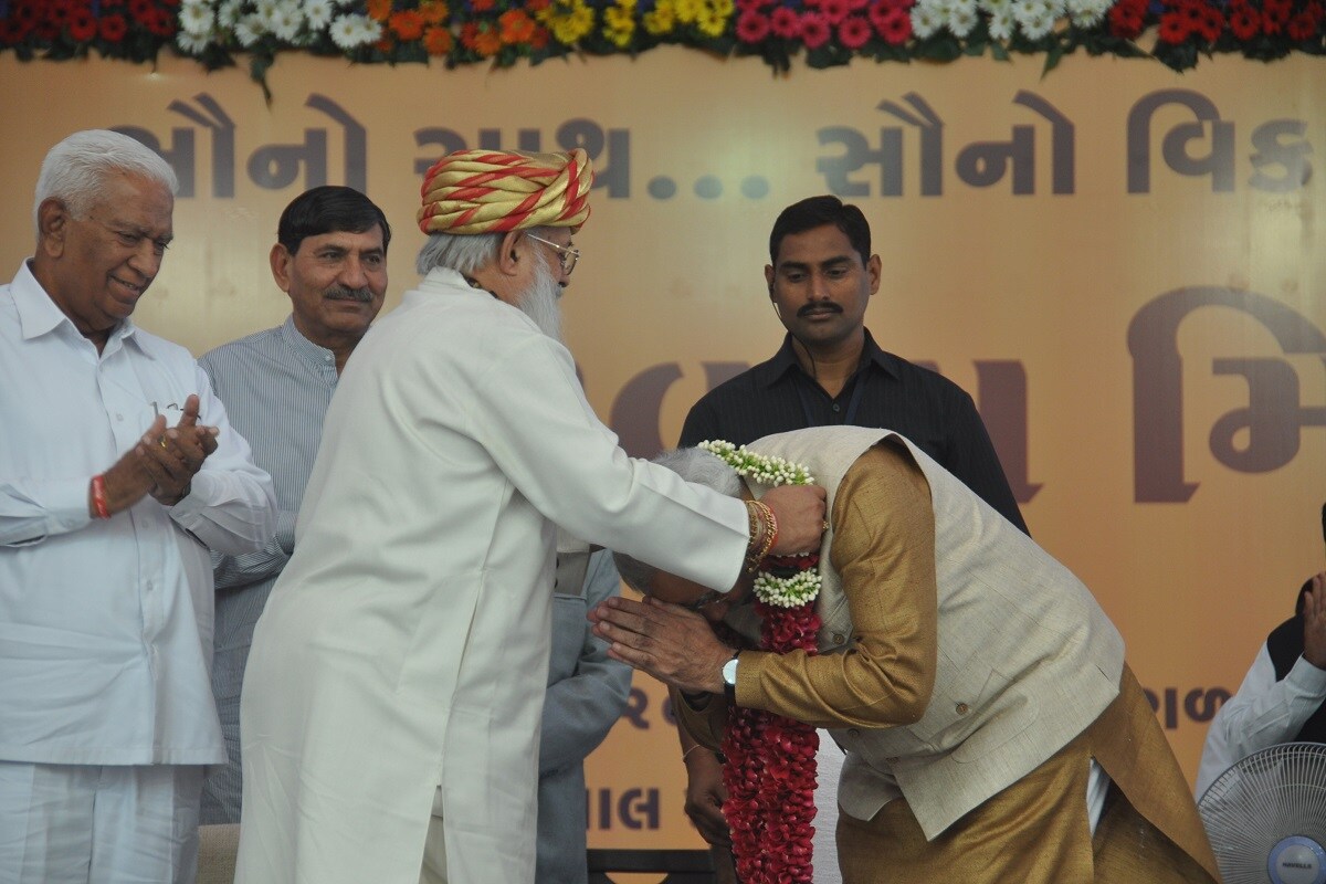 વિક્રમસિંહ જાડેજા વિશ્વના છ દેશોમાં પાઘડી અને સાફા બનાવવા માટે ખ્યાતિ મેળવી ચૂકેલા છે. હાલારી પાઘડી બનાવનાર વિક્રમસિંહ જાડેજાએ News18 સાથે વાતચીતમાં પોતાની ખુશી વ્યક્ત કરી હતી. વડાપ્રધાન નરેન્દ્ર મોદી 2011માં મુખ્યમંત્રી હતા તે વખતે સદભાવના ઉપવાસ વખતે જામનગરમાં આવ્યા હતા. ત્યારે પણ જામનગરના રાજવી જામસાહેબ શત્રુશલ્યજીએ ખાસ પાઘડી પહેરાવી અભિવાદન કર્યું હતું. ત્યારે આજે ફરી 2021માં 10 વર્ષ બાદ જામનગરના રાજવી પરિવારની હાલારી પાઘડી PM મોદીના શિરે જોવા મળી છે. આ બંને પાઘડી જામનગરના રાજવી પરિવારે આપેલી છે અને તેને બનાવનાર પણ જામનગરના વિક્રમસિહ જાડેજા જ છે. વિક્રમસિંહ જાડેજા વિશ્વના છ દેશોમાં પાઘડી અને સાફા બનાવવા માટે ખ્યાતિ મેળવી ચૂકેલા છે. હાલારી પાઘડી બનાવનાર વિક્રમસિંહ જાડેજાએ News18 સાથે વાતચીતમાં પોતાની ખુશી વ્યક્ત કરી હતી. વડાપ્રધાન નરેન્દ્ર મોદી 2011માં મુખ્યમંત્રી હતા તે વખતે સદભાવના ઉપવાસ વખતે જામનગરમાં આવ્યા હતા. ત્યારે પણ જામનગરના રાજવી જામસાહેબ શત્રુશલ્યજીએ ખાસ પાઘડી પહેરાવી અભિવાદન કર્યું હતું. ત્યારે આજે ફરી 2021માં 10 વર્ષ બાદ જામનગરના રાજવી પરિવારની હાલારી પાઘડી PM મોદીના શિરે જોવા મળી છે. આ બંને પાઘડી જામનગરના રાજવી પરિવારે આપેલી છે અને તેને બનાવનાર પણ જામનગરના વિક્રમસિહ જાડેજા જ છે.