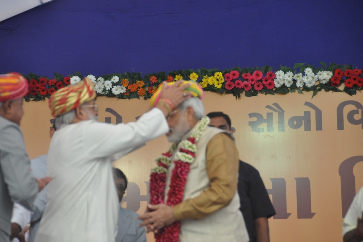 વડાપ્રધાન નરેન્દ્ર મોદી તેમના પહેરવેશને લઈને અવાર-નવાર ચર્ચામાં રહેતા હોય છે. વડાપ્રધાન નરેન્દ્ર મોદી 72માં ગણતંત્ર દિવસ નિમિત્તે જામનગરની હાલારી પાઘડી પહેરેલા જોવા મળ્યા હતા. ભારતના વડાપ્રધાન નરેન્દ્ર મોદી સાંસ્કૃતિક વારસાને જાળવી રાખવા જાણીતા છે. નરેન્દ્ર મોદી ગુજરાતના મુખ્યમંત્રી હતા ત્યારે અનેક વખત જામનગરના રાજવી જામ શત્રુશલ્યજીને મળી ચૂક્યા છે. જામસાહેબ શત્રુશલ્યજીએ નરેન્દ્ર મોદીને આપેલી હાલારી પાઘડી જામનગરના જ વિક્રમસિંહ જાડેજાએ બનાવી છે. વડાપ્રધાન નરેન્દ્ર મોદી તેમના પહેરવેશને લઈને અવાર-નવાર ચર્ચામાં રહેતા હોય છે. વડાપ્રધાન નરેન્દ્ર મોદી 72માં ગણતંત્ર દિવસ નિમિત્તે જામનગરની હાલારી પાઘડી પહેરેલા જોવા મળ્યા હતા. ભારતના વડાપ્રધાન નરેન્દ્ર મોદી સાંસ્કૃતિક વારસાને જાળવી રાખવા જાણીતા છે. નરેન્દ્ર મોદી ગુજરાતના મુખ્યમંત્રી હતા ત્યારે અનેક વખત જામનગરના રાજવી જામ શત્રુશલ્યજીને મળી ચૂક્યા છે. જામસાહેબ શત્રુશલ્યજીએ નરેન્દ્ર મોદીને આપેલી હાલારી પાઘડી જામનગરના જ વિક્રમસિંહ જાડેજાએ બનાવી છે.