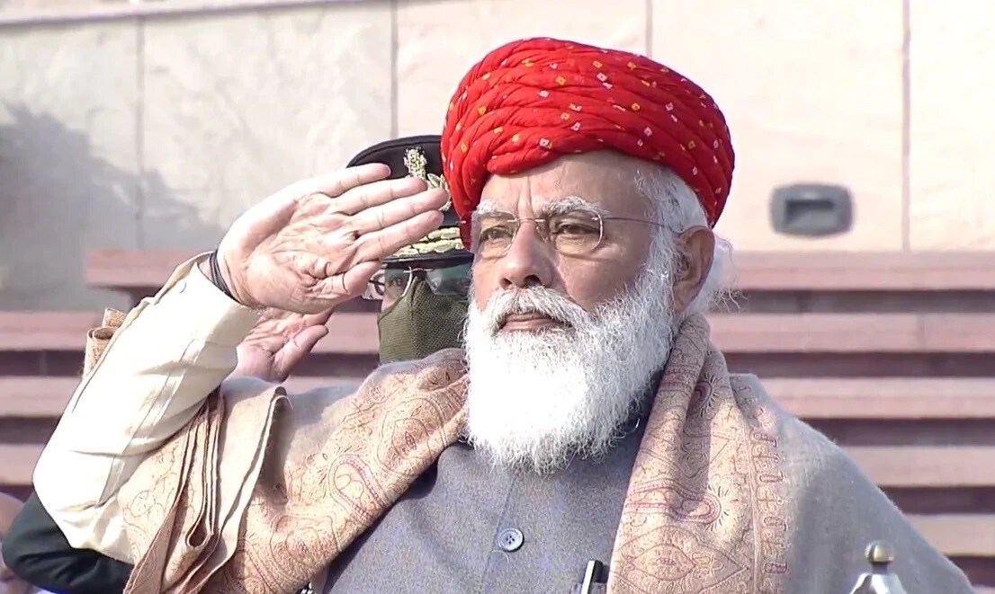PM મોદીએ આ વખતે ગુજરાતના સૌરાષ્ટ્રના પેરીસ ગણાતા જામનગરની ખાસ હાલારી પાઘડી સાથે જોવા મળ્યા હતા. આ હાલારી પાઘડી PM મોદીને જામનગરના રાજવી પરિવારના જામસાહેબ શત્રુશ્લ્યજીએ ભેટ આપી હતી. તાજેતરમાં જ વડાપ્રધાન નરેન્દ્ર મોદી સોમનાથ ટ્રસ્ટના અધ્યક્ષ બન્યા છે. આ પ્રસંગે જામનગરના રાજવી પરિવારે ખાસ પાઘડી ભેટ આપી છે. આ પાઘડી જામનગરના વિક્રમસિંહ જાડેજાએ બનાવી છે. PM મોદીએ આ વખતે ગુજરાતના સૌરાષ્ટ્રના પેરીસ ગણાતા જામનગરની ખાસ હાલારી પાઘડી સાથે જોવા મળ્યા હતા. આ હાલારી પાઘડી PM મોદીને જામનગરના રાજવી પરિવારના જામસાહેબ શત્રુશ્લ્યજીએ ભેટ આપી હતી. તાજેતરમાં જ વડાપ્રધાન નરેન્દ્ર મોદી સોમનાથ ટ્રસ્ટના અધ્યક્ષ બન્યા છે. આ પ્રસંગે જામનગરના રાજવી પરિવારે ખાસ પાઘડી ભેટ આપી છે. આ પાઘડી જામનગરના વિક્રમસિંહ જાડેજાએ બનાવી છે.