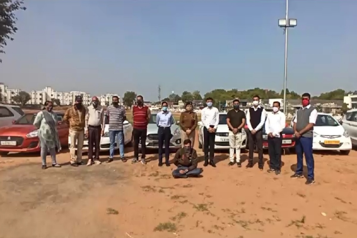  ઈશાન પરમાર, હિંમતનગર : ગુજરાતમાં દિન-પ્રતિદિન મોંઘી ગાડીઓની ચોરીમા વધારો થઇ રહ્યો છે. ત્યારે સાબરકાંઠા એસ.ઓ.જી પોલીસે આ મામલે એક સાથે 10 મોંઘીદાટ ગાડીઓ સહિત 78 લાખનો મુદ્દામાલ ઝડપી એક આરોપીની અટકાયત કરી છે.  આરોપી ઊંચા ભાડાની લાલચ આપી વાહનો મંગાવી બારોબાર વેચી મારવાનું અને ગીરવે મૂકવાનું મસમોટું કૌભાંડ બહાર આવ્યું છે.  એસ.ઓ.જીએ  ઓડી, ફોર્ચ્યુનર, ઇનોવા, અર્ટિગા સહિતની 10 લક્ઝુરીયસ કાર પણ કબ્જે લેવાઈ હતી.